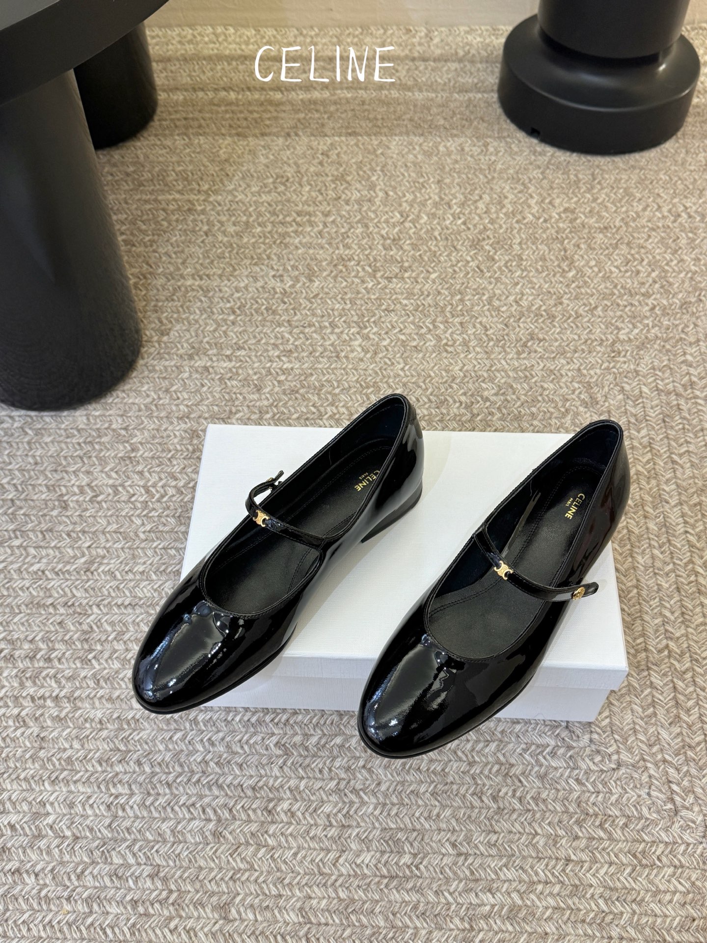 CELIN* 一双过分美丽的玛丽珍鞋穿脱很方便，柔软的漆皮面料加分时髦度，我要通过这款鞋消除漆皮在大家心