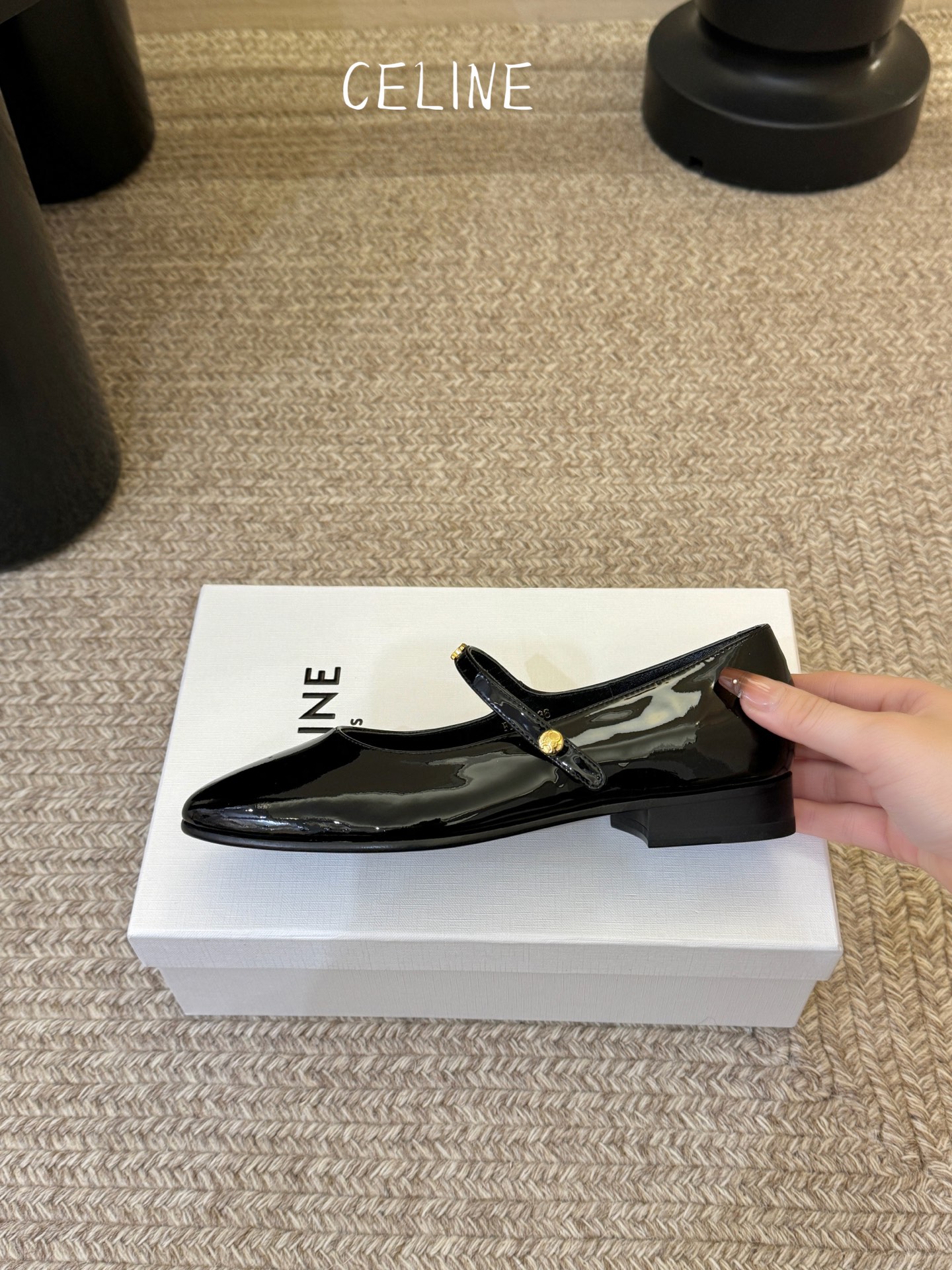 CELIN* 一双过分美丽的玛丽珍鞋穿脱很方便，柔软的漆皮面料加分时髦度，我要通过这款鞋消除漆皮在大家心
