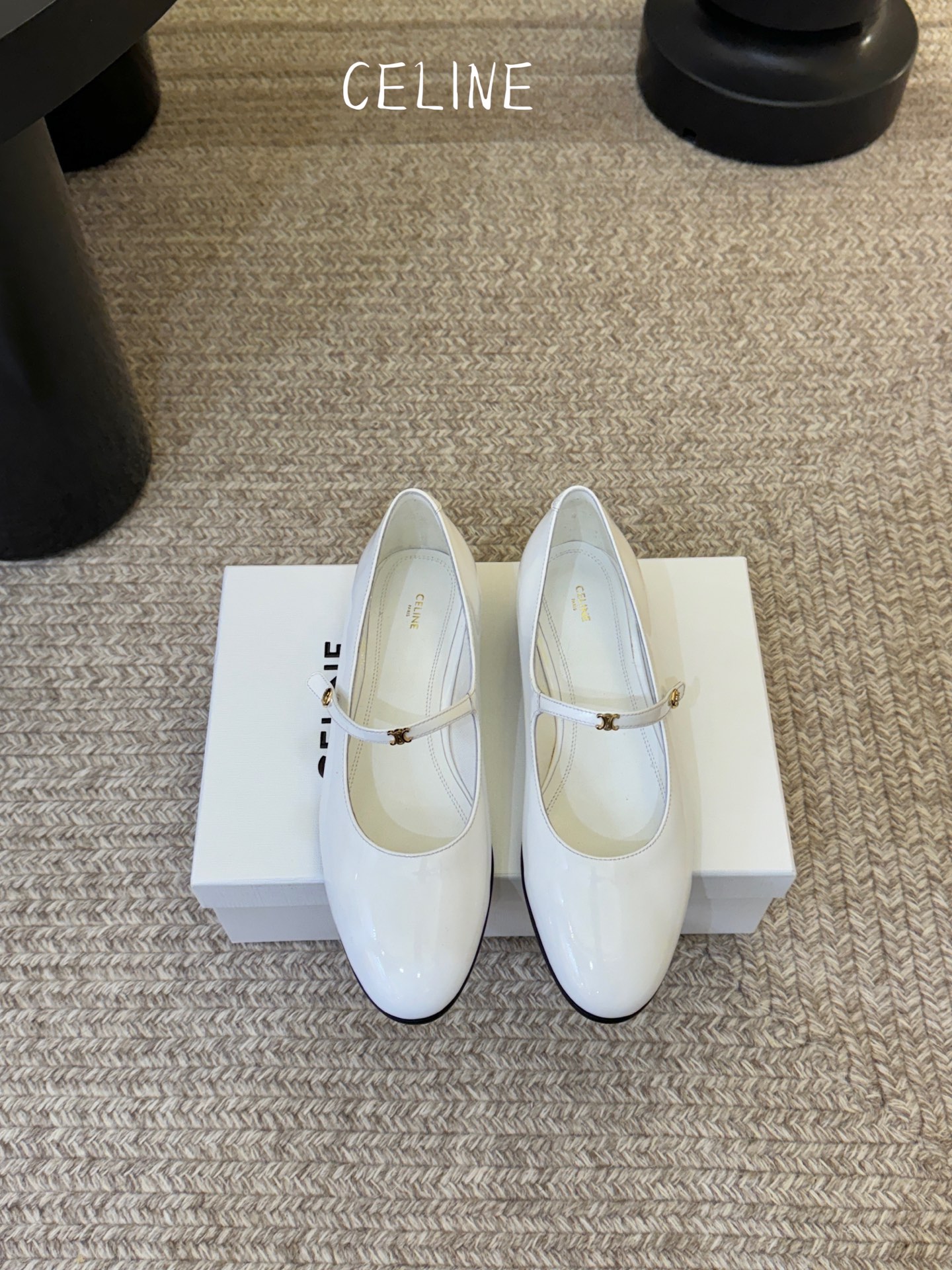 CELIN* 一双过分美丽的玛丽珍鞋穿脱很方便，柔软的漆皮面料加分时髦度，我要通过这款鞋消除漆皮在大家心