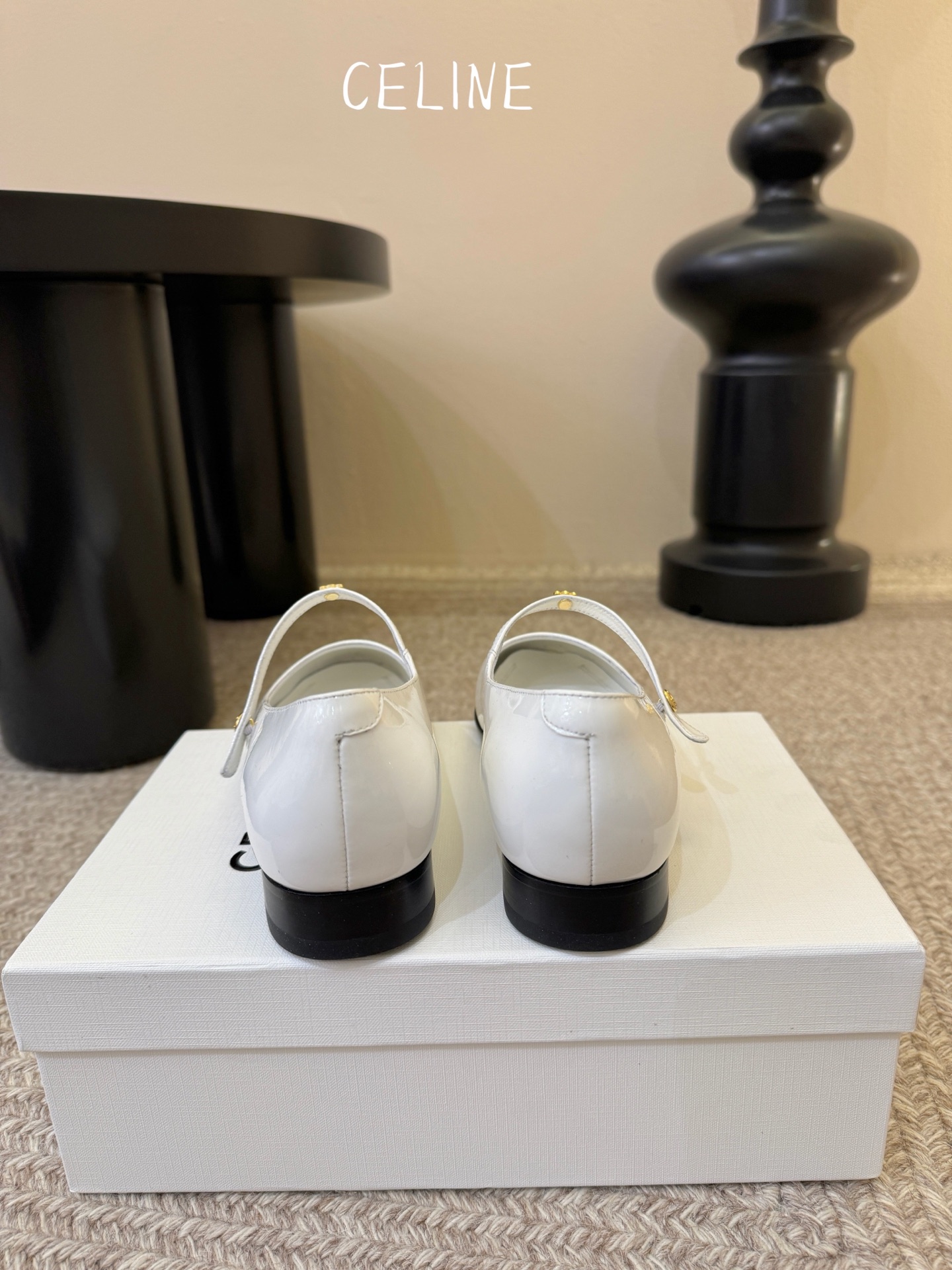 CELIN* 一双过分美丽的玛丽珍鞋穿脱很方便，柔软的漆皮面料加分时髦度，我要通过这款鞋消除漆皮在大家心