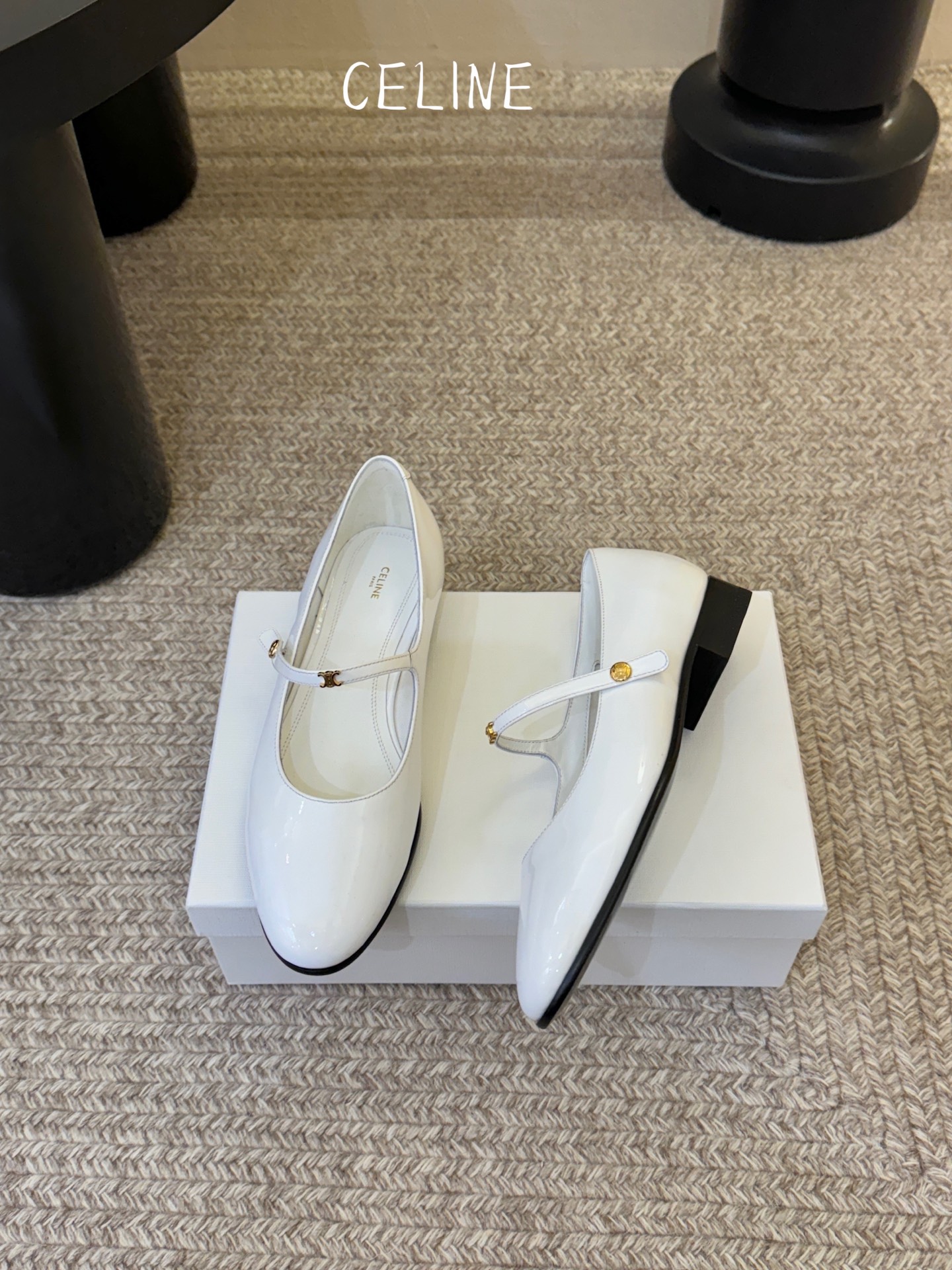 CELIN* 一双过分美丽的玛丽珍鞋穿脱很方便，柔软的漆皮面料加分时髦度，我要通过这款鞋消除漆皮在大家心