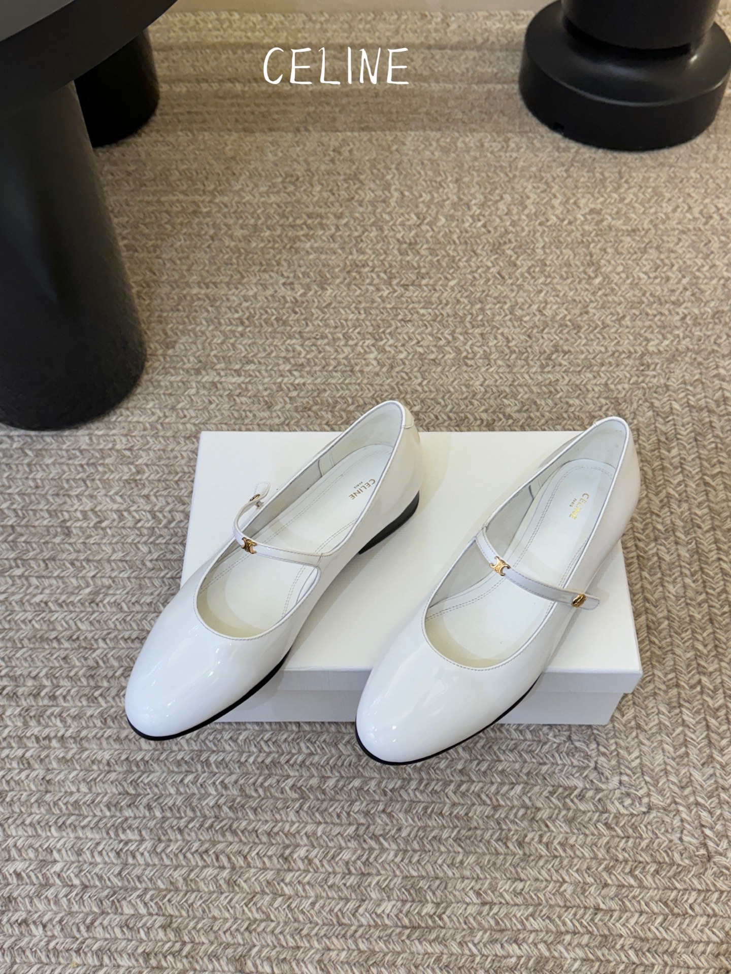 CELIN* 一双过分美丽的玛丽珍鞋穿脱很方便，柔软的漆皮面料加分时髦度，我要通过这款鞋消除漆皮在大家心