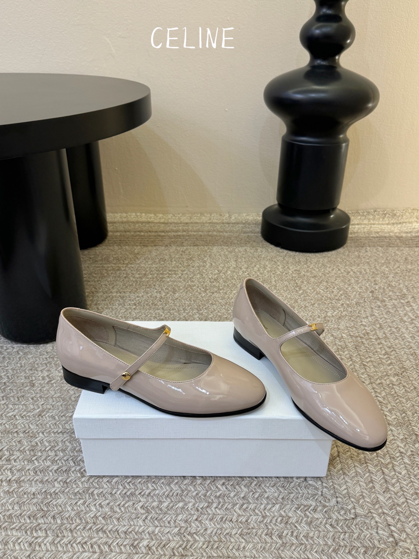 CELIN* 一双过分美丽的玛丽珍鞋穿脱很方便，柔软的漆皮面料加分时髦度，我要通过这款鞋消除漆皮在大家心