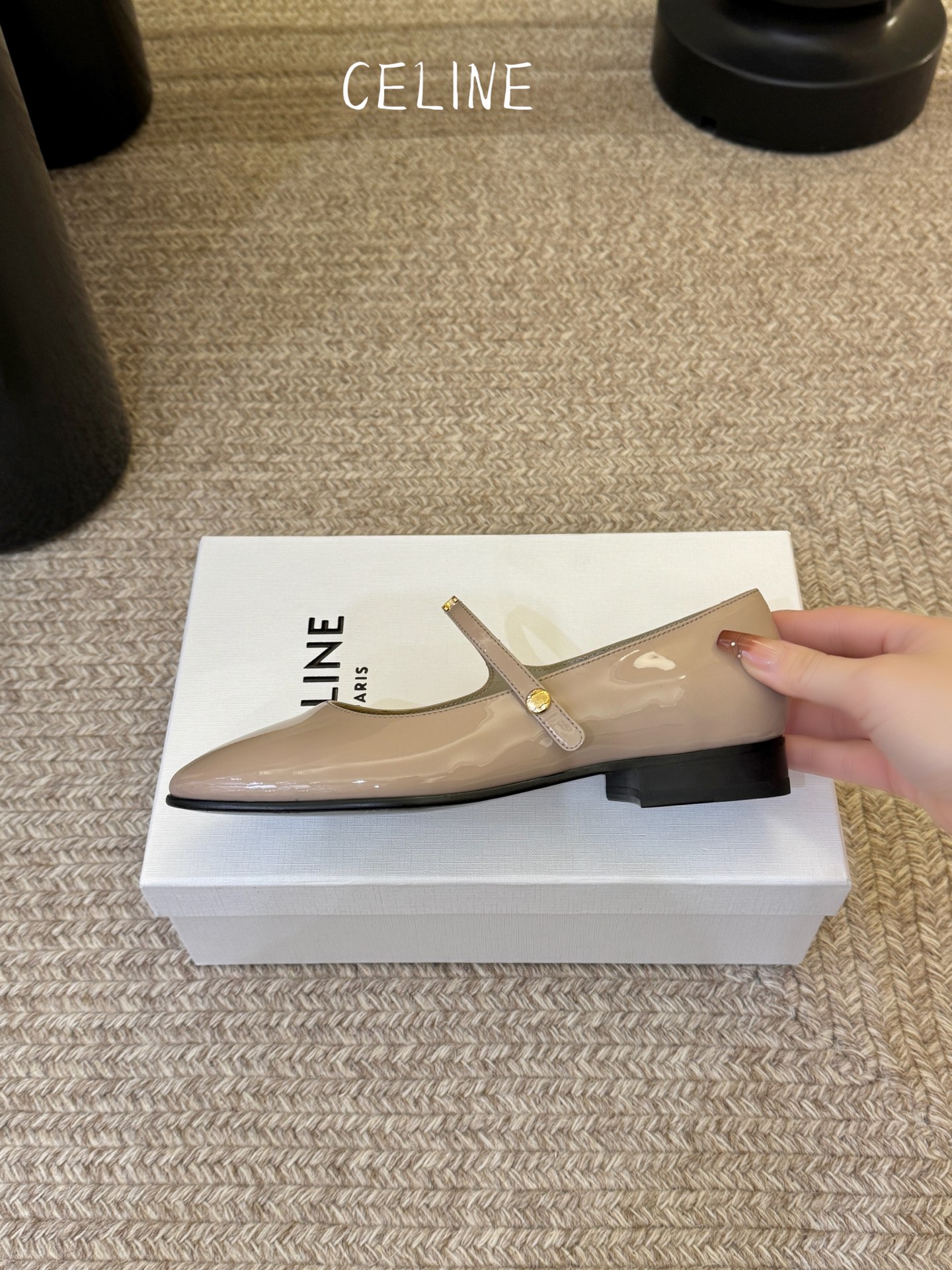 CELIN* 一双过分美丽的玛丽珍鞋穿脱很方便，柔软的漆皮面料加分时髦度，我要通过这款鞋消除漆皮在大家心