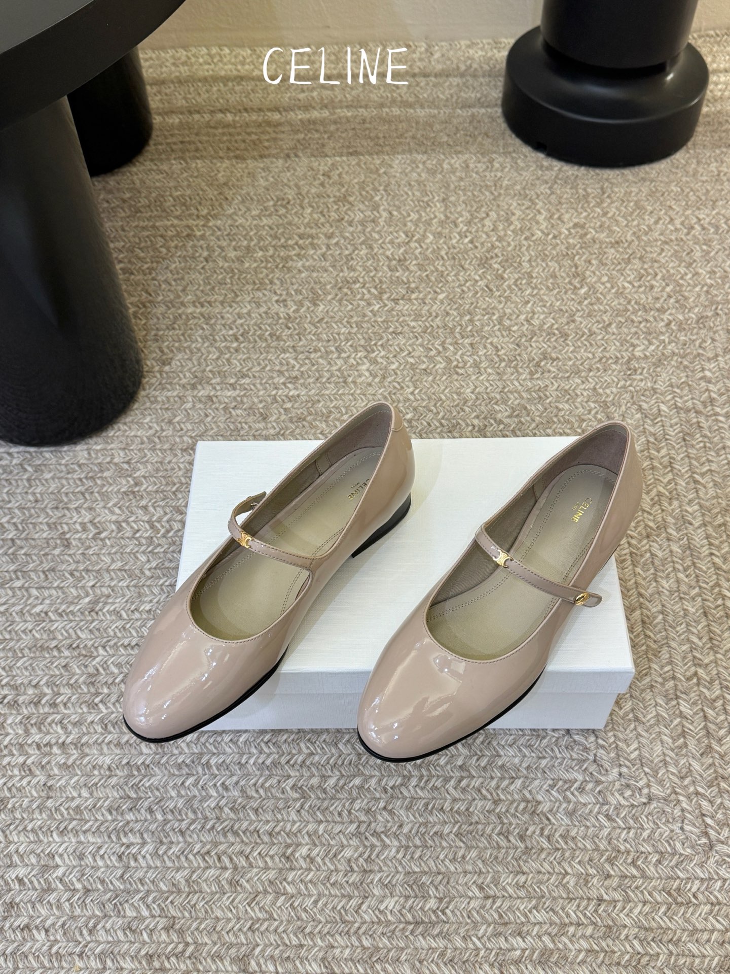 CELIN* 一双过分美丽的玛丽珍鞋穿脱很方便，柔软的漆皮面料加分时髦度，我要通过这款鞋消除漆皮在大家心