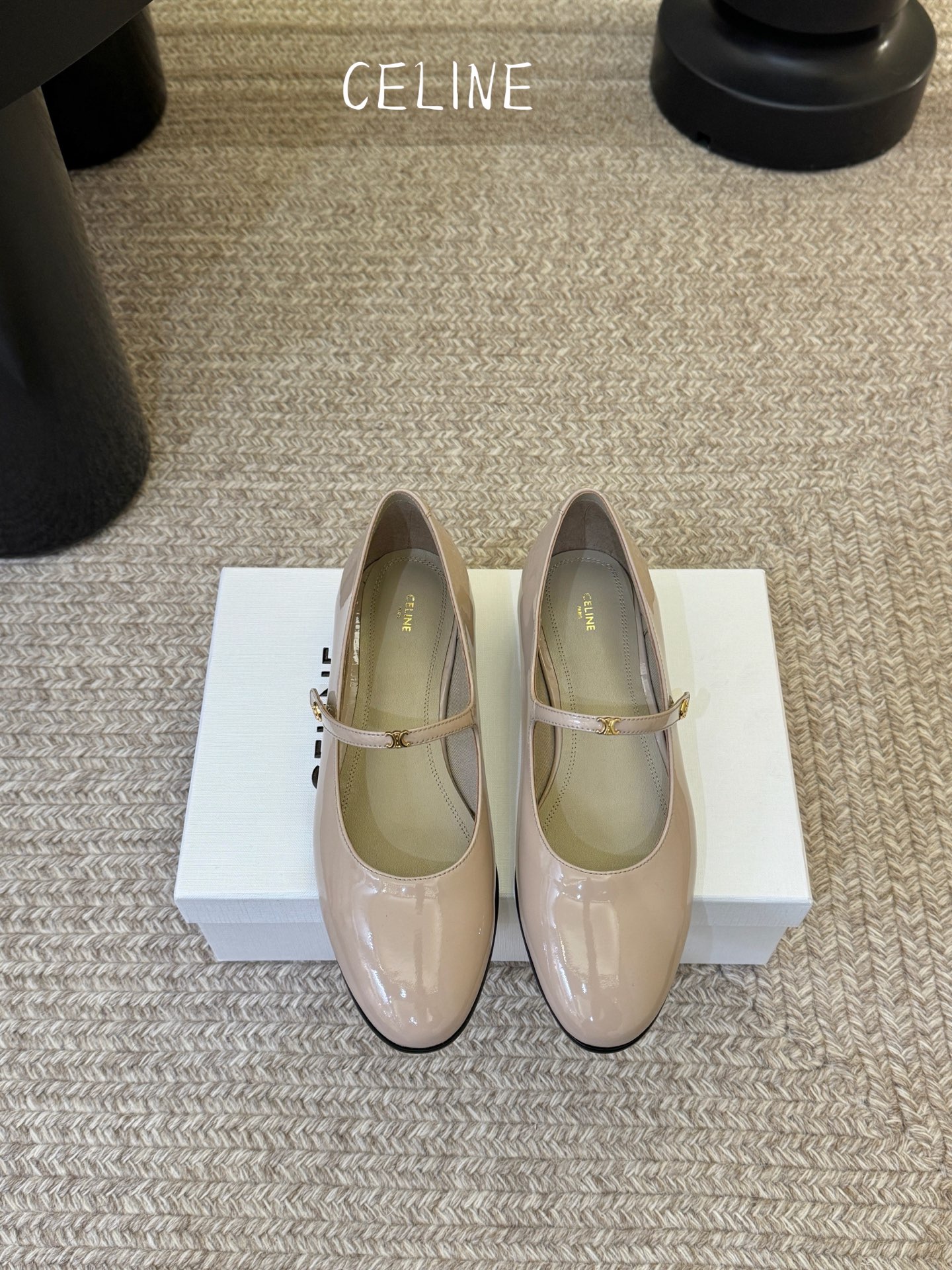 CELIN* 一双过分美丽的玛丽珍鞋穿脱很方便，柔软的漆皮面料加分时髦度，我要通过这款鞋消除漆皮在大家心