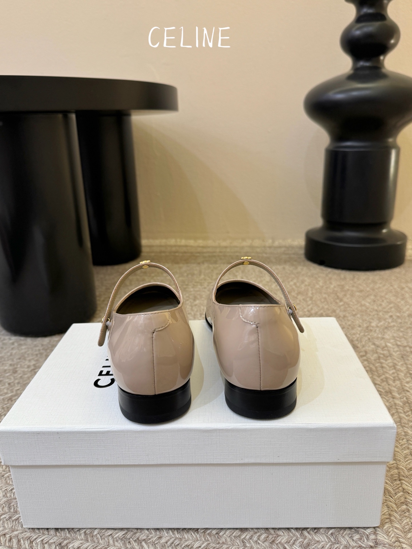 CELIN* 一双过分美丽的玛丽珍鞋穿脱很方便，柔软的漆皮面料加分时髦度，我要通过这款鞋消除漆皮在大家心