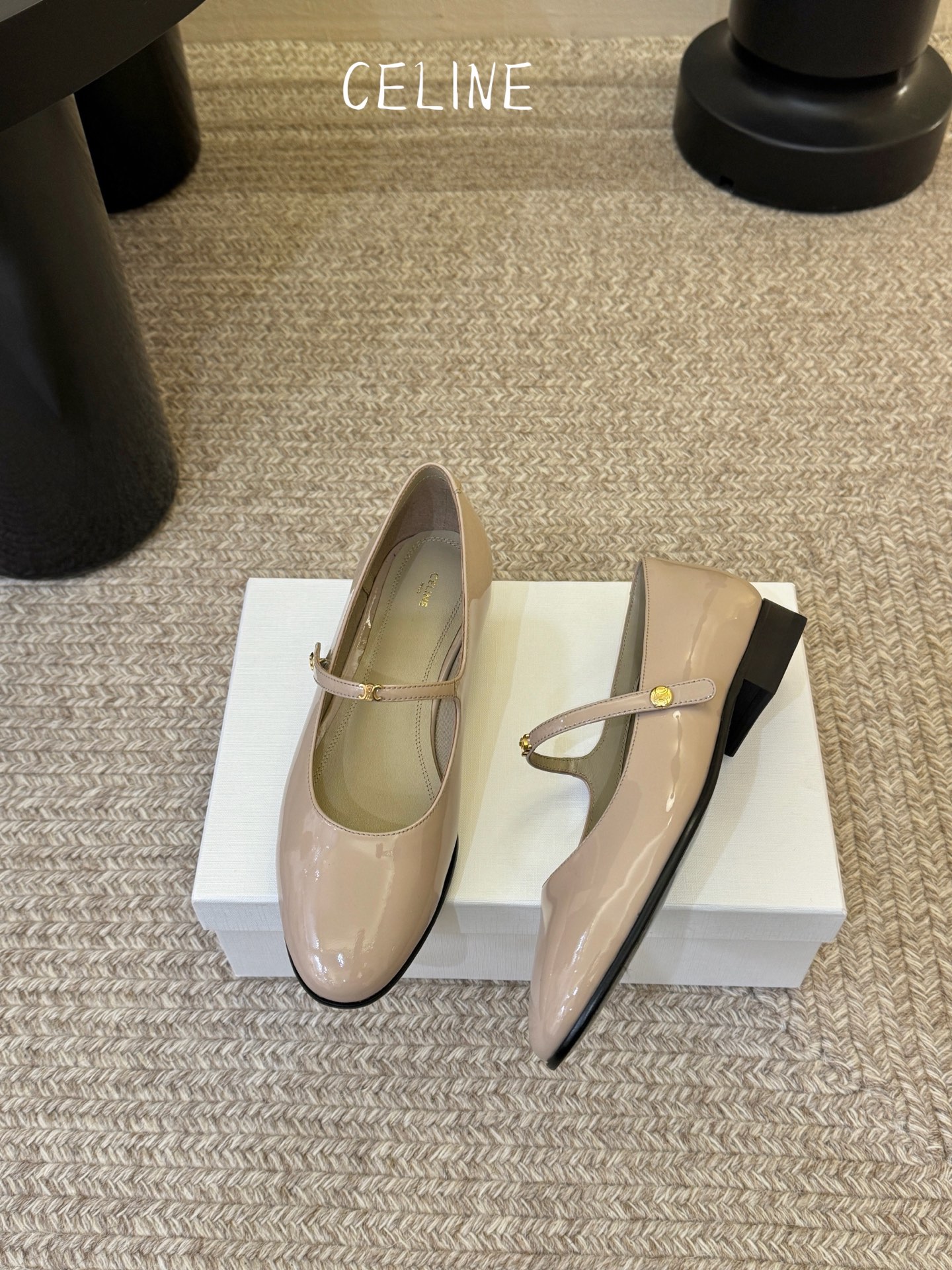 CELIN* 一双过分美丽的玛丽珍鞋穿脱很方便，柔软的漆皮面料加分时髦度，我要通过这款鞋消除漆皮在大家心