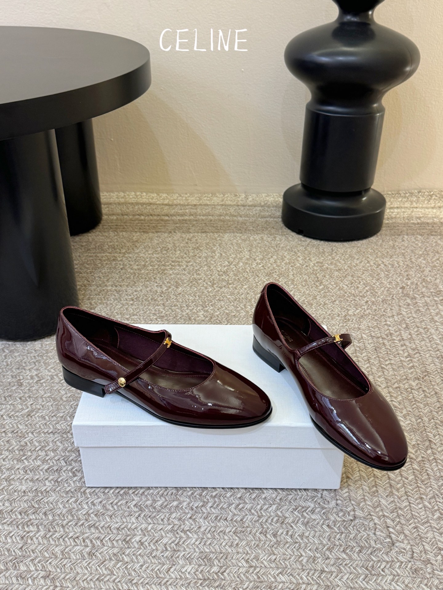 CELIN* 一双过分美丽的玛丽珍鞋穿脱很方便，柔软的漆皮面料加分时髦度，我要通过这款鞋消除漆皮在大家心