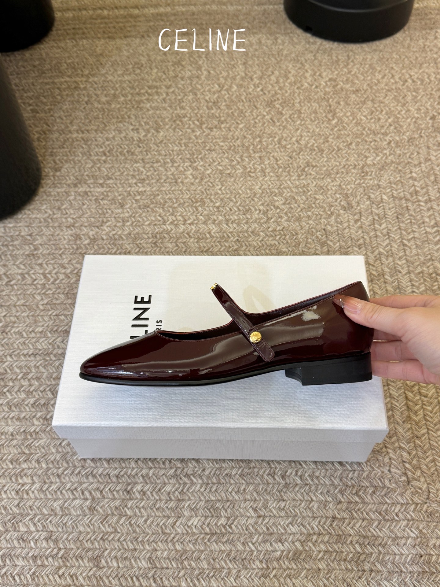 CELIN* 一双过分美丽的玛丽珍鞋穿脱很方便，柔软的漆皮面料加分时髦度，我要通过这款鞋消除漆皮在大家心