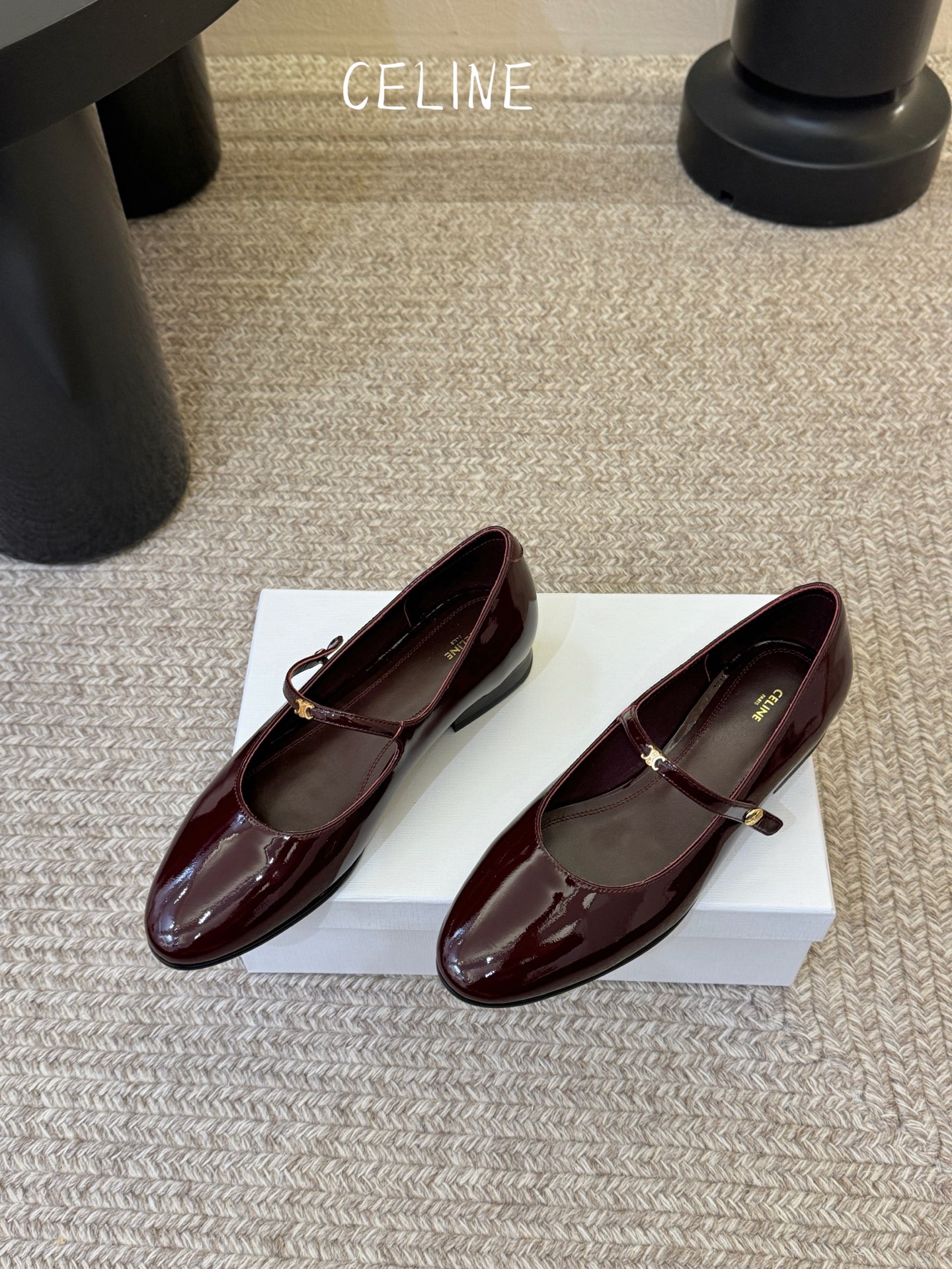 CELIN* 一双过分美丽的玛丽珍鞋穿脱很方便，柔软的漆皮面料加分时髦度，我要通过这款鞋消除漆皮在大家心