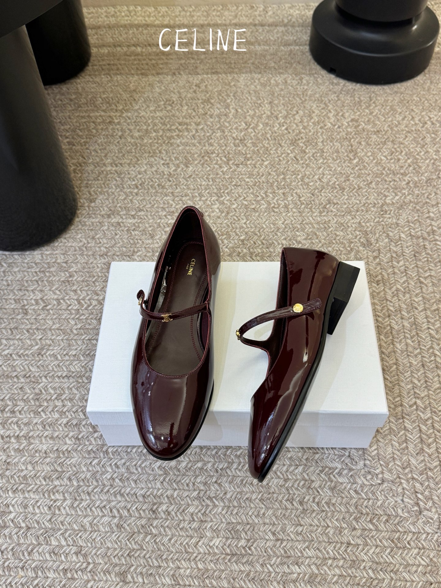 CELIN* 一双过分美丽的玛丽珍鞋穿脱很方便，柔软的漆皮面料加分时髦度，我要通过这款鞋消除漆皮在大家心