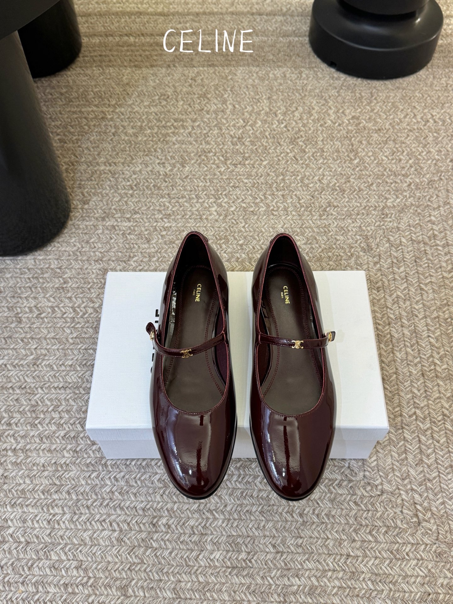 CELIN* 一双过分美丽的玛丽珍鞋穿脱很方便，柔软的漆皮面料加分时髦度，我要通过这款鞋消除漆皮在大家心