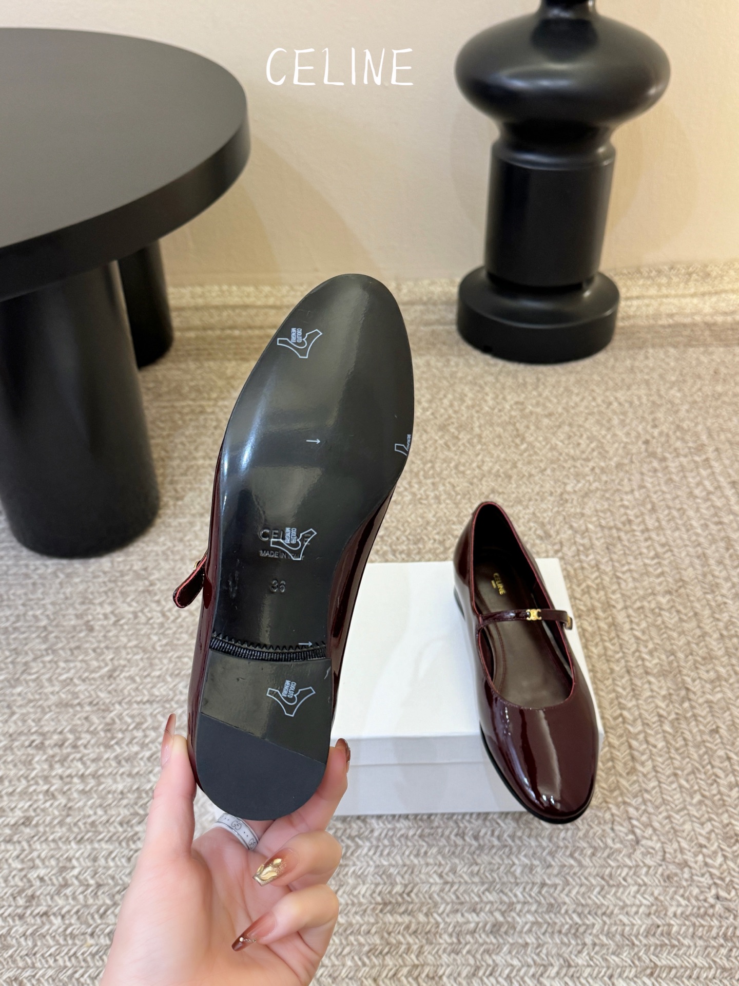 CELIN* 一双过分美丽的玛丽珍鞋穿脱很方便，柔软的漆皮面料加分时髦度，我要通过这款鞋消除漆皮在大家心