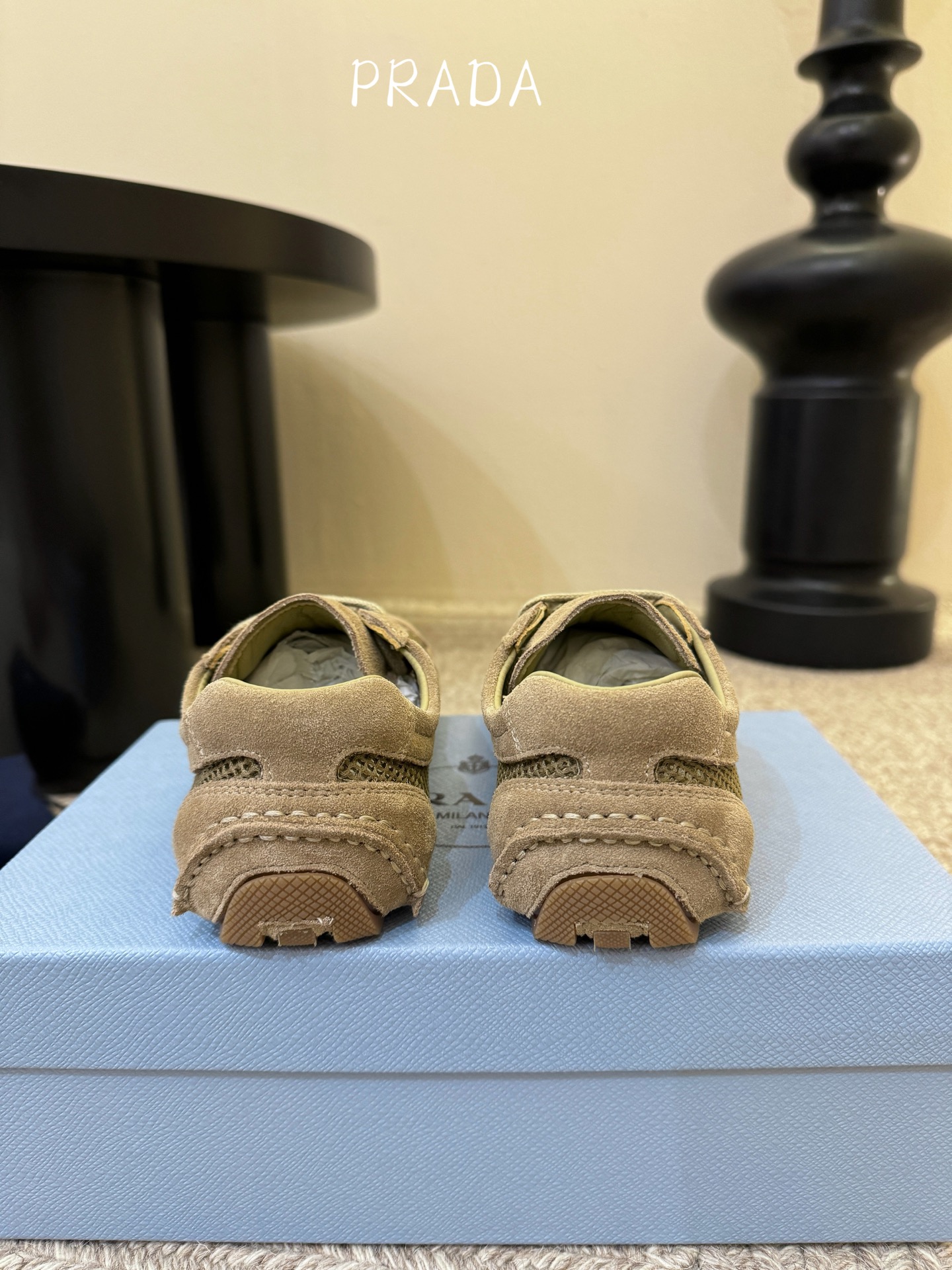 顶级Prada 普拉达 春夏新款 德训鞋 休闲鞋 精工制造，缝线均匀，皮质质感一览无余，多色拼接，时尚大