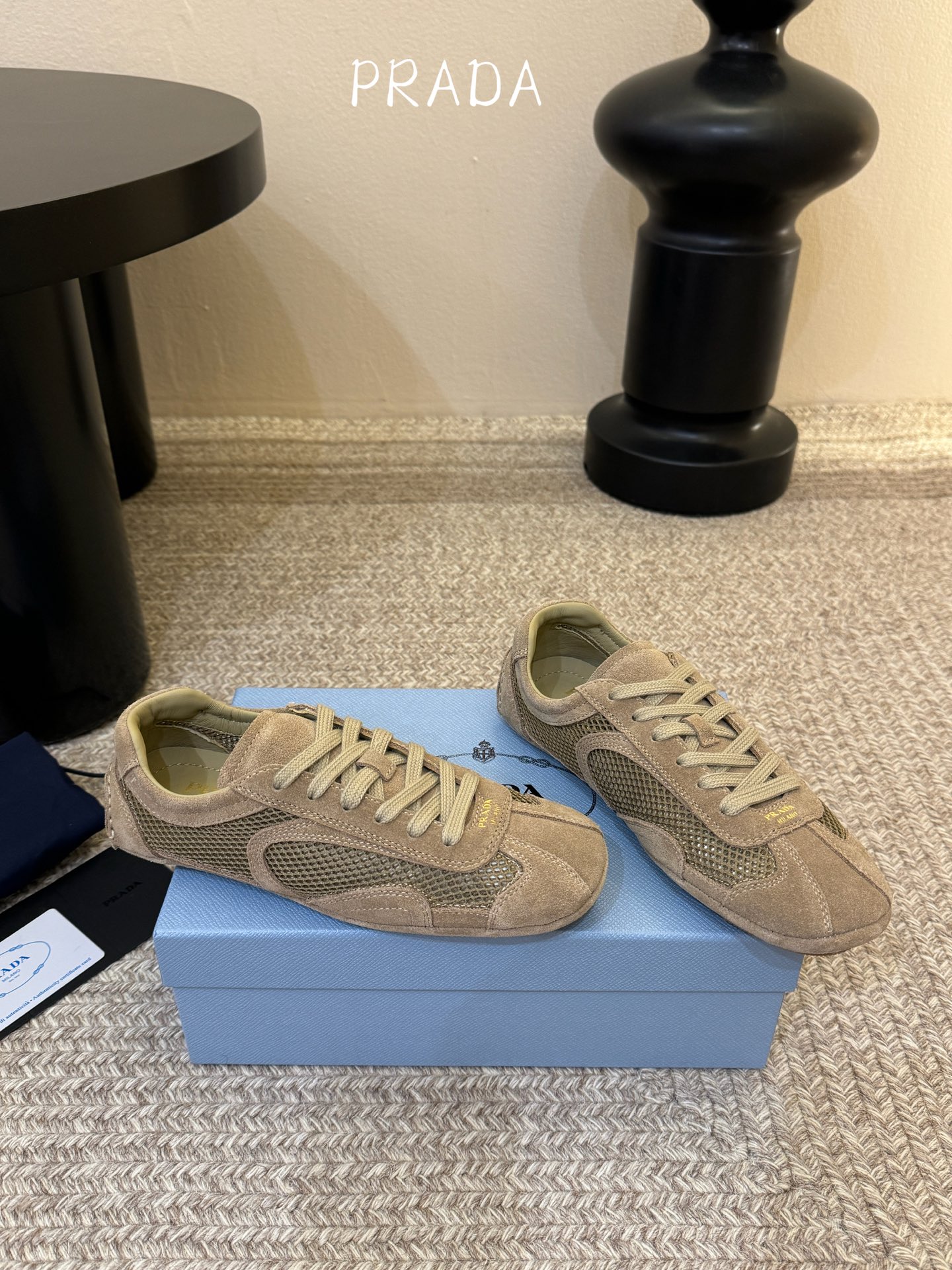 顶级Prada 普拉达 春夏新款 德训鞋 休闲鞋 精工制造，缝线均匀，皮质质感一览无余，多色拼接，时尚大