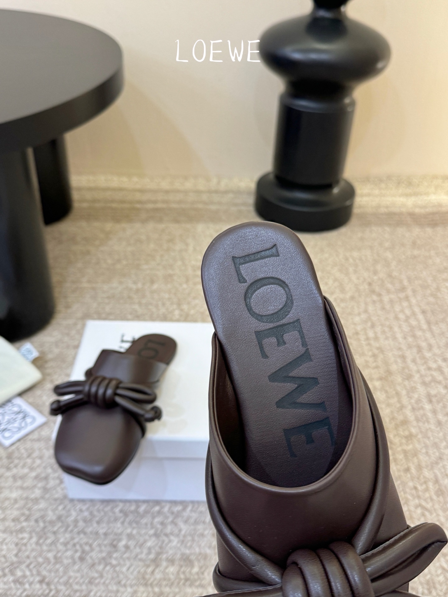 Loewe｜罗意威𝟐𝟎𝟐6𝐒𝐒 春夏新品凉拖本季单品超级有意思❗️全网都火爆了，上脚超nice😌今年时髦