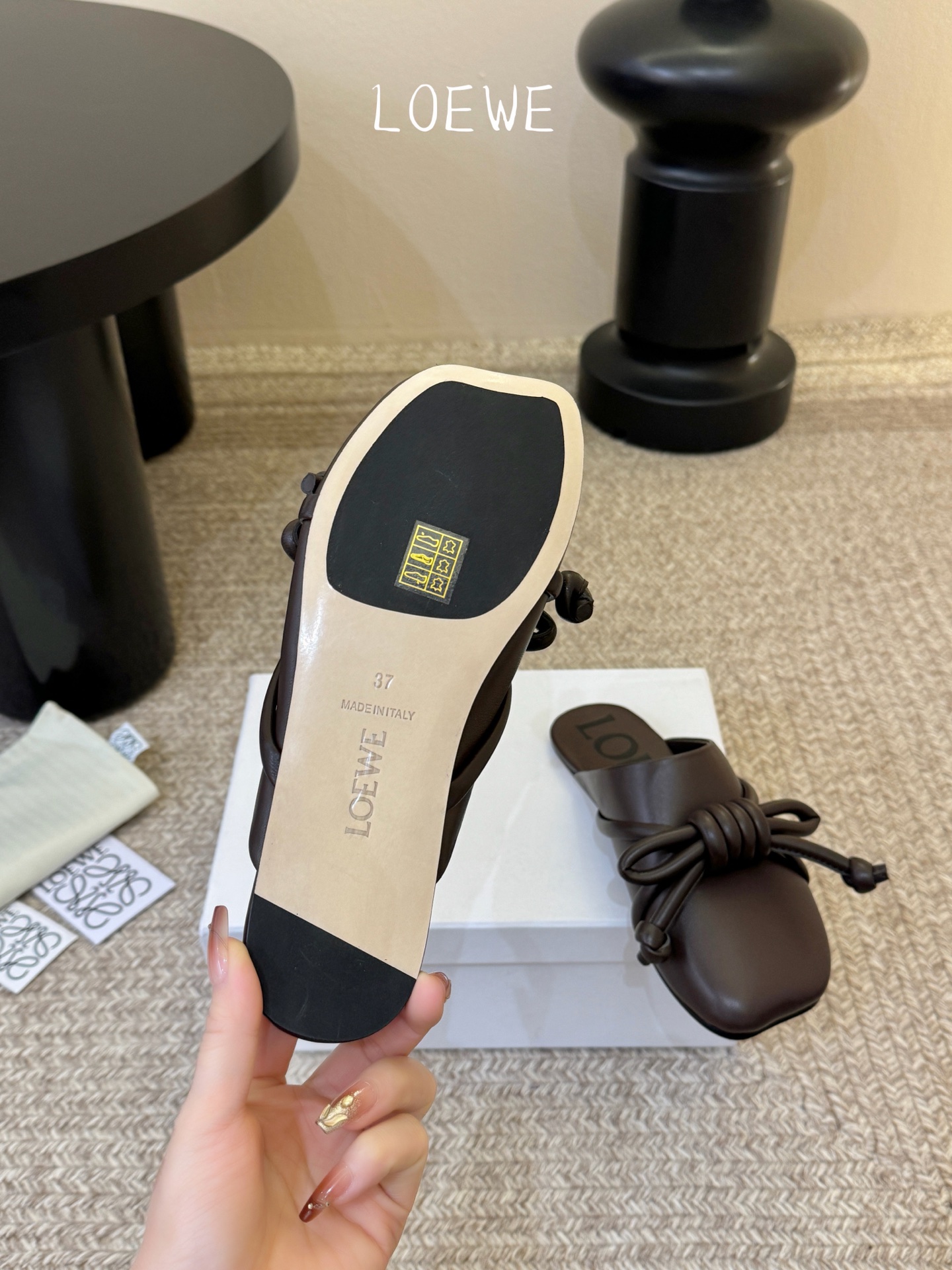 Loewe｜罗意威𝟐𝟎𝟐6𝐒𝐒 春夏新品凉拖本季单品超级有意思❗️全网都火爆了，上脚超nice😌今年时髦