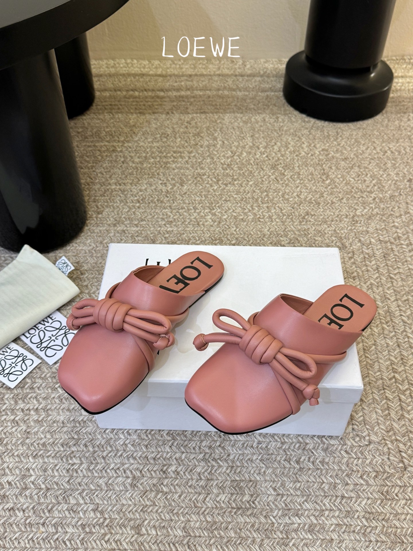 Loewe｜罗意威𝟐𝟎𝟐6𝐒𝐒 春夏新品凉拖本季单品超级有意思❗️全网都火爆了，上脚超nice😌今年时髦