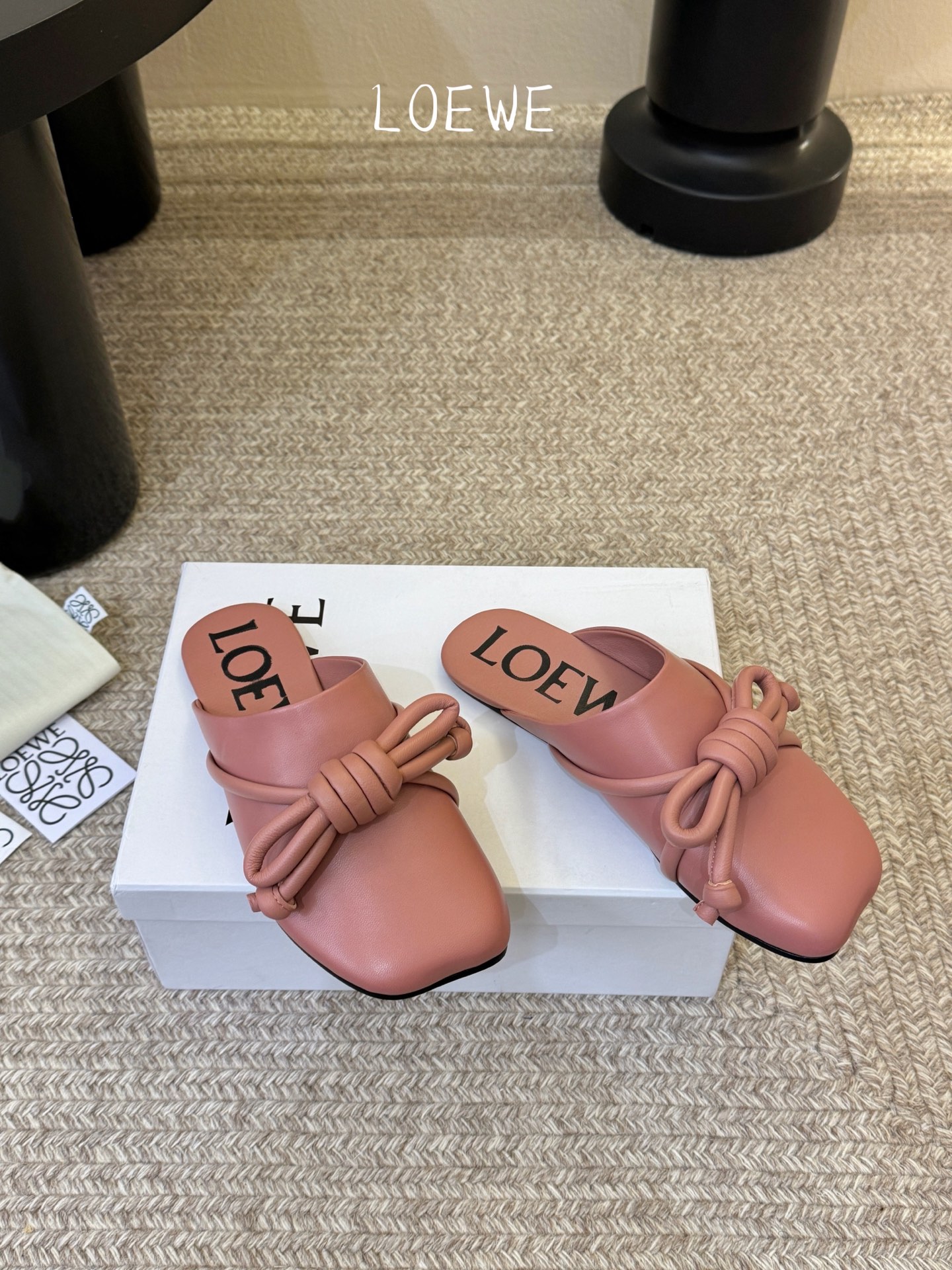 Loewe｜罗意威𝟐𝟎𝟐6𝐒𝐒 春夏新品凉拖本季单品超级有意思❗️全网都火爆了，上脚超nice😌今年时髦