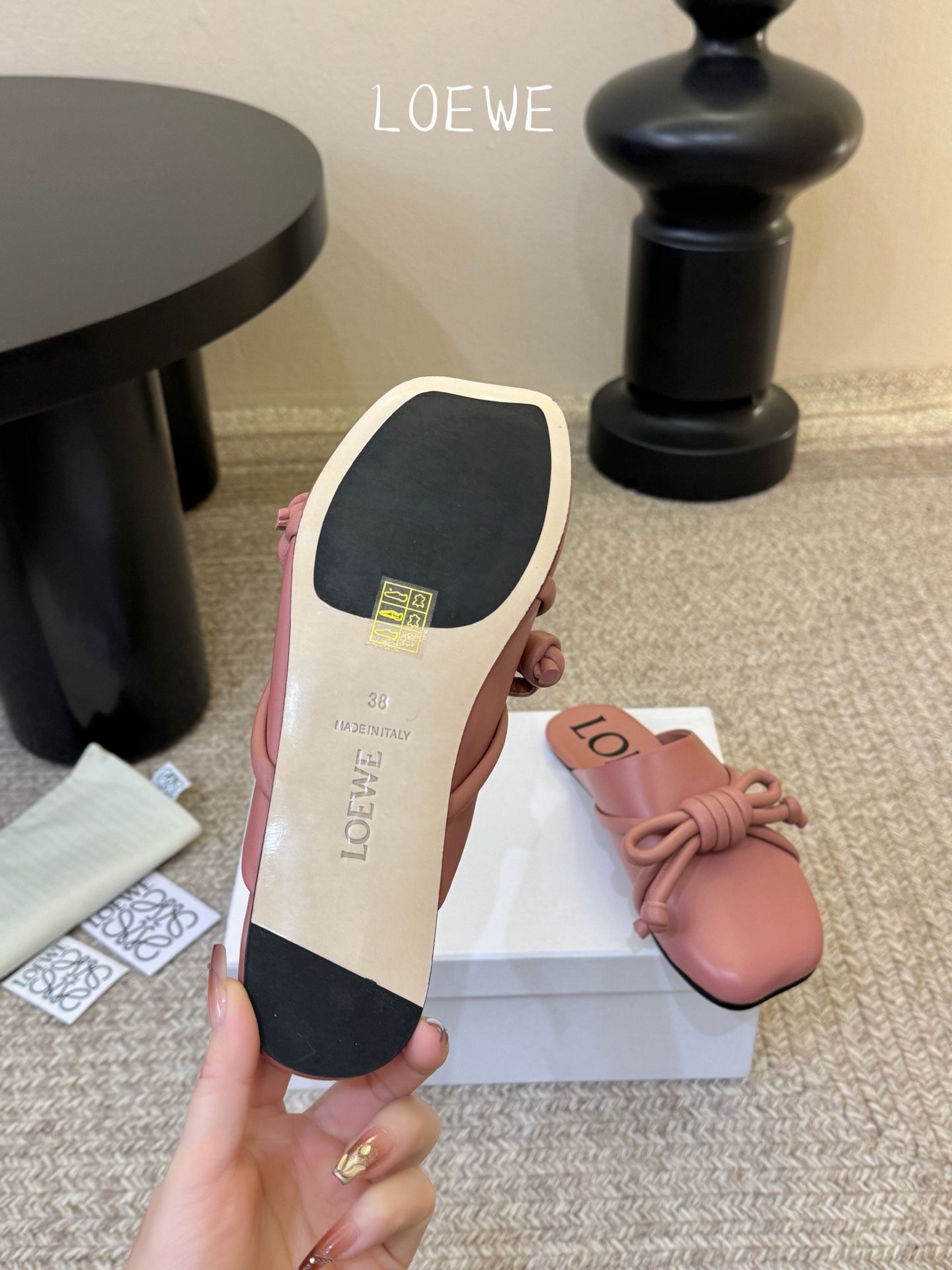 Loewe｜罗意威𝟐𝟎𝟐6𝐒𝐒 春夏新品凉拖本季单品超级有意思❗️全网都火爆了，上脚超nice😌今年时髦