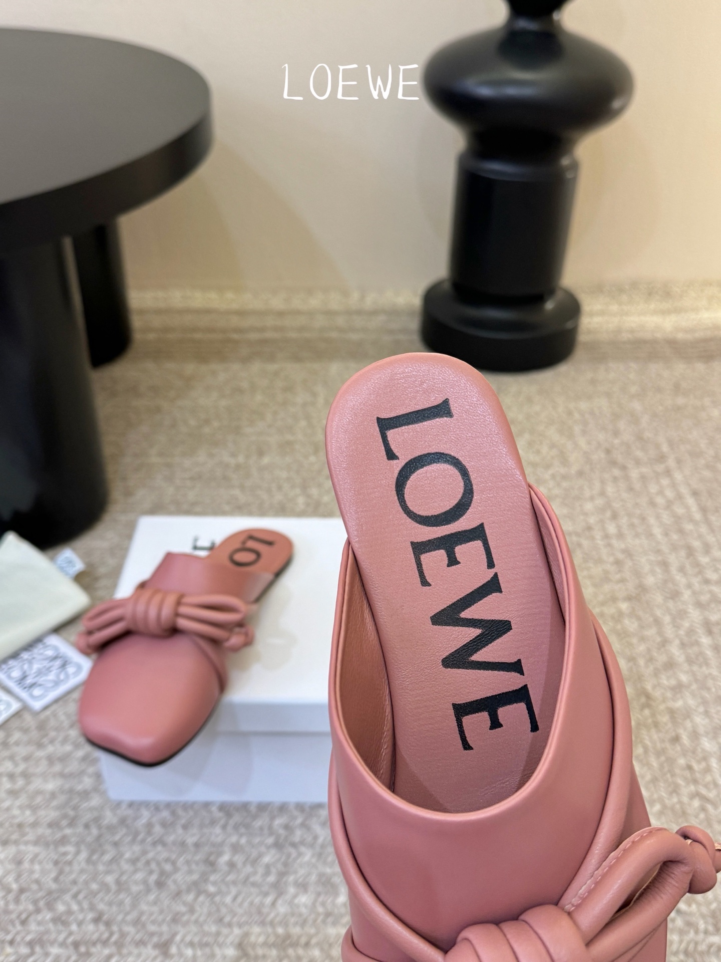 Loewe｜罗意威𝟐𝟎𝟐6𝐒𝐒 春夏新品凉拖本季单品超级有意思❗️全网都火爆了，上脚超nice😌今年时髦