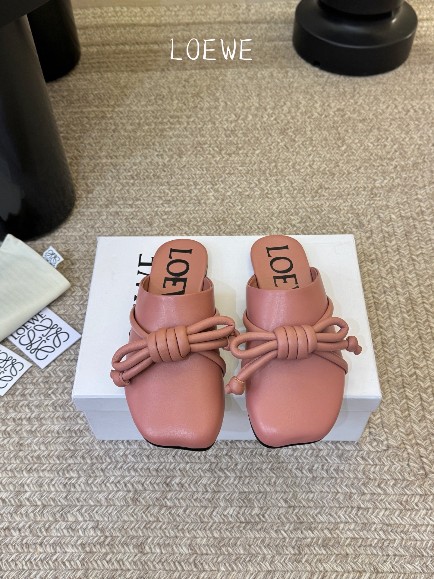 Loewe｜罗意威𝟐𝟎𝟐6𝐒𝐒 春夏新品凉拖本季单品超级有意思❗️全网都火爆了，上脚超nice😌今年时髦