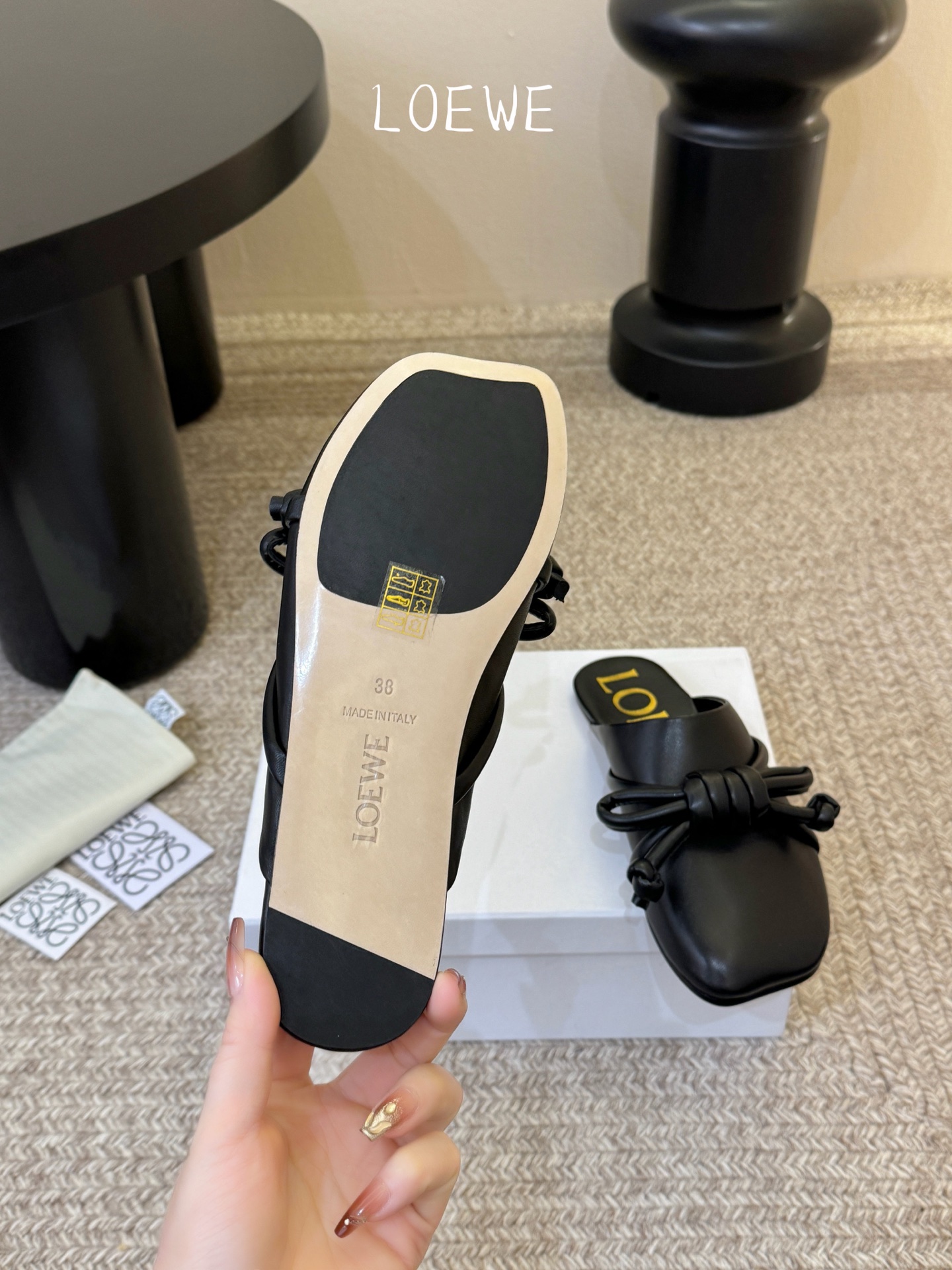Loewe｜罗意威𝟐𝟎𝟐6𝐒𝐒 春夏新品凉拖本季单品超级有意思❗️全网都火爆了，上脚超nice😌今年时髦