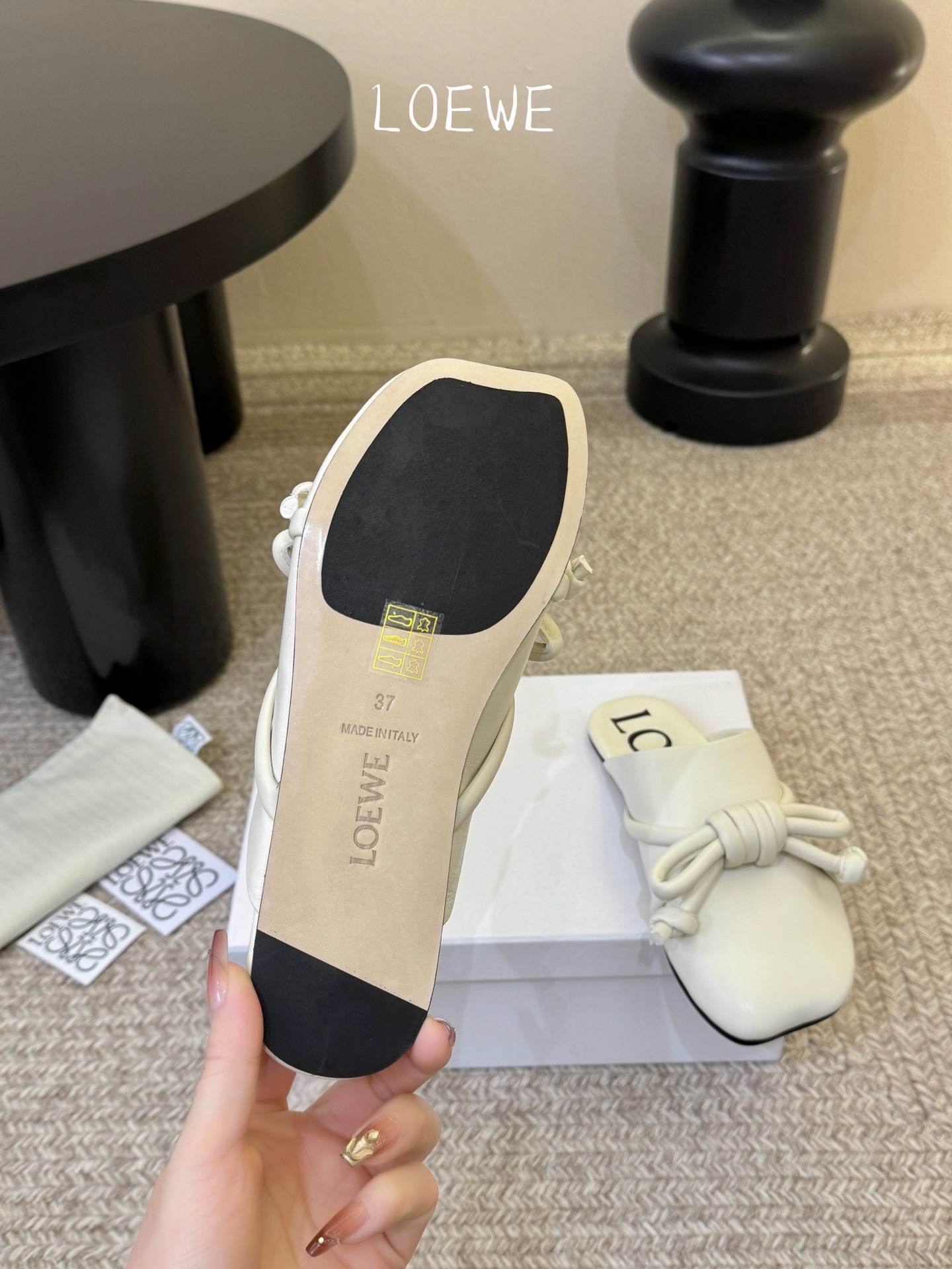 Loewe｜罗意威𝟐𝟎𝟐6𝐒𝐒 春夏新品凉拖本季单品超级有意思❗️全网都火爆了，上脚超nice😌今年时髦