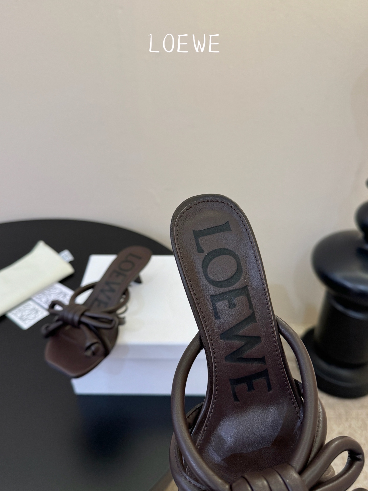 Loewe｜罗意威𝟐𝟎𝟐6𝐒𝐒 春夏新品凉拖本季单品超级有意思❗️全网都火爆了，上脚超nice😌今年时髦