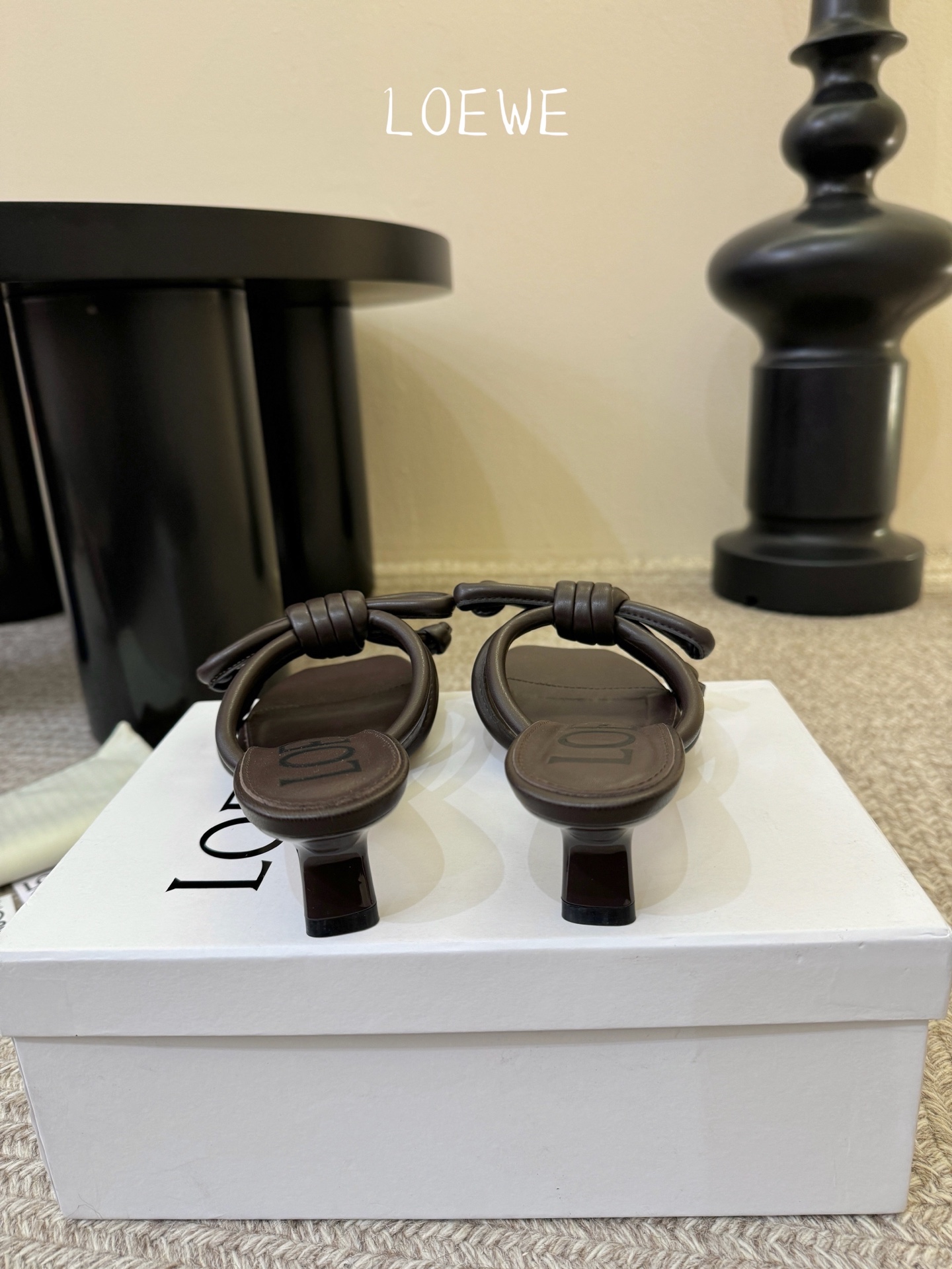 Loewe｜罗意威𝟐𝟎𝟐6𝐒𝐒 春夏新品凉拖本季单品超级有意思❗️全网都火爆了，上脚超nice😌今年时髦