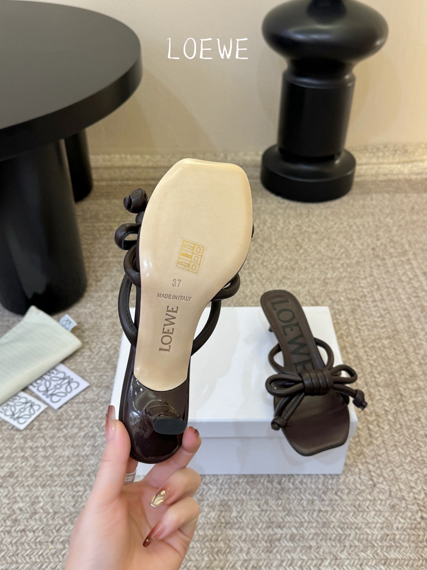 Loewe｜罗意威𝟐𝟎𝟐6𝐒𝐒 春夏新品凉拖本季单品超级有意思❗️全网都火爆了，上脚超nice😌今年时髦