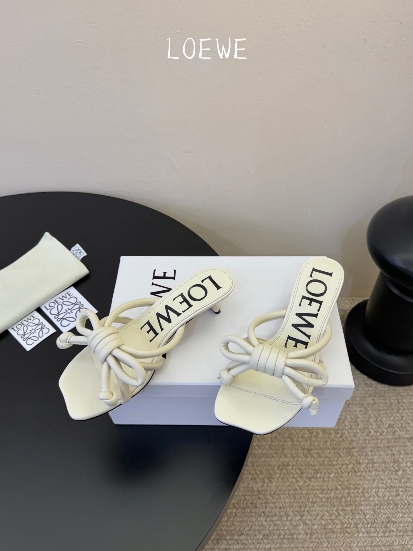 Loewe｜罗意威𝟐𝟎𝟐6𝐒𝐒 春夏新品凉拖本季单品超级有意思❗️全网都火爆了，上脚超nice😌今年时髦
