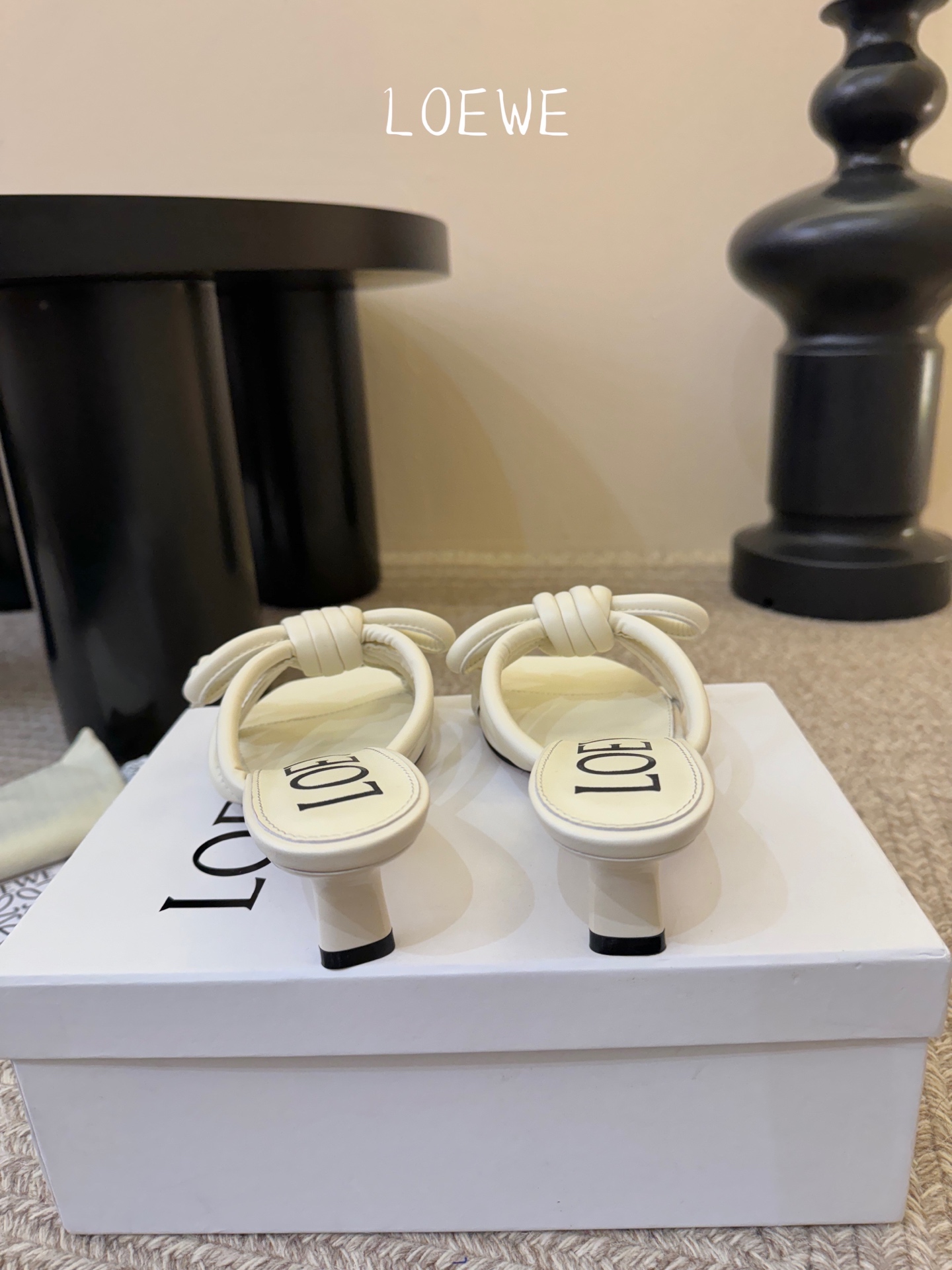 Loewe｜罗意威𝟐𝟎𝟐6𝐒𝐒 春夏新品凉拖本季单品超级有意思❗️全网都火爆了，上脚超nice😌今年时髦