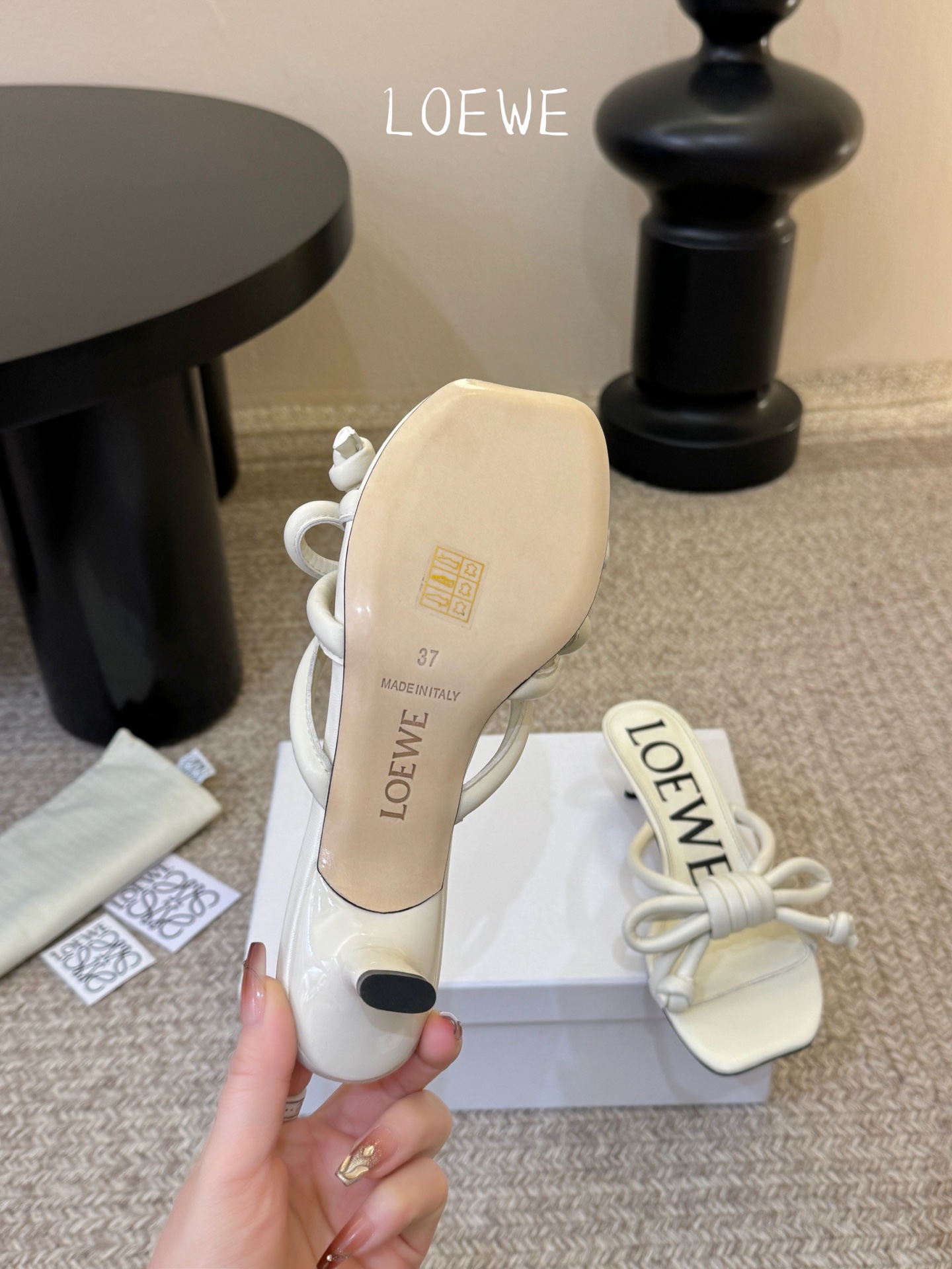 Loewe｜罗意威𝟐𝟎𝟐6𝐒𝐒 春夏新品凉拖本季单品超级有意思❗️全网都火爆了，上脚超nice😌今年时髦