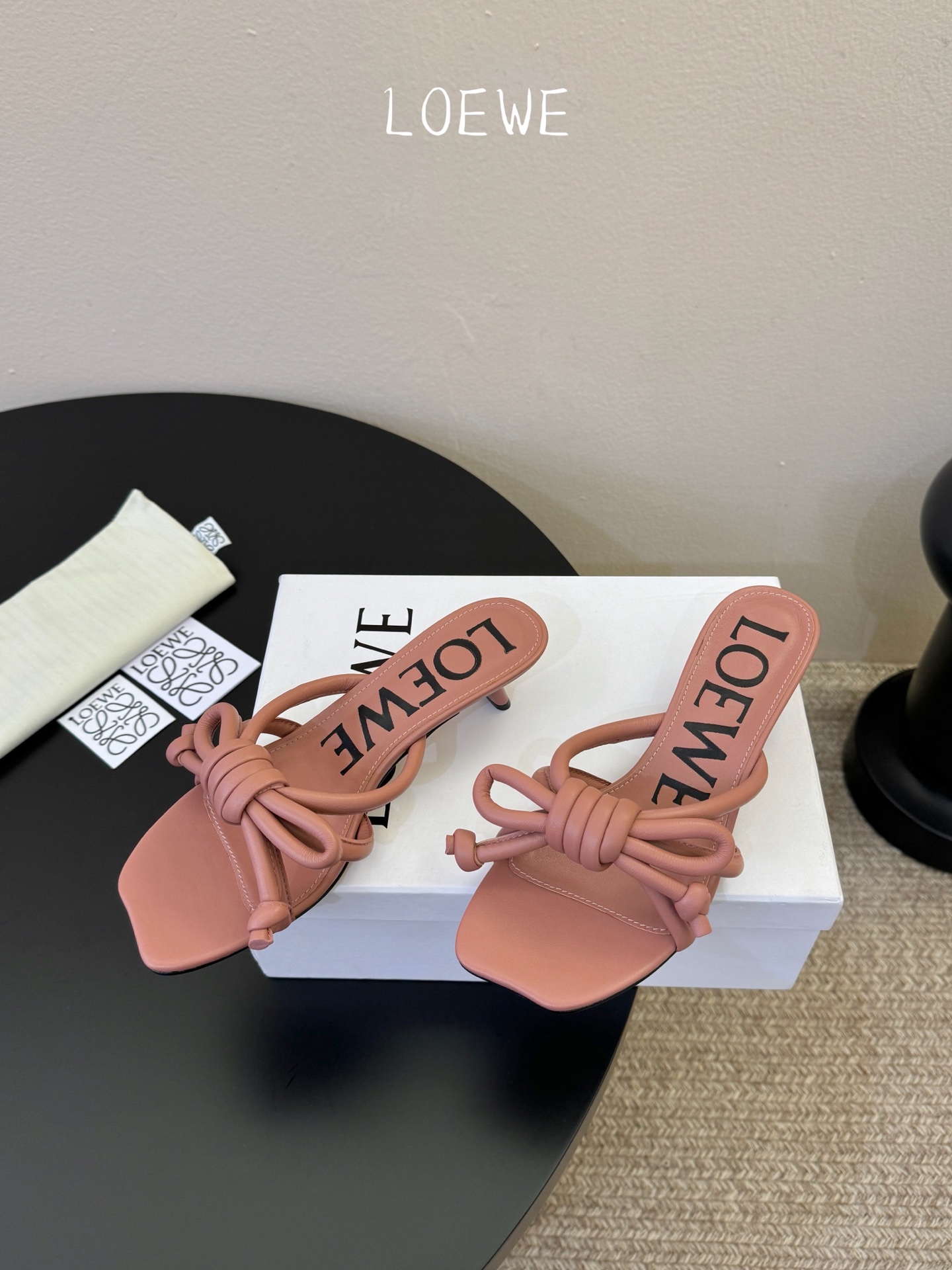 Loewe｜罗意威𝟐𝟎𝟐6𝐒𝐒 春夏新品凉拖本季单品超级有意思❗️全网都火爆了，上脚超nice😌今年时髦
