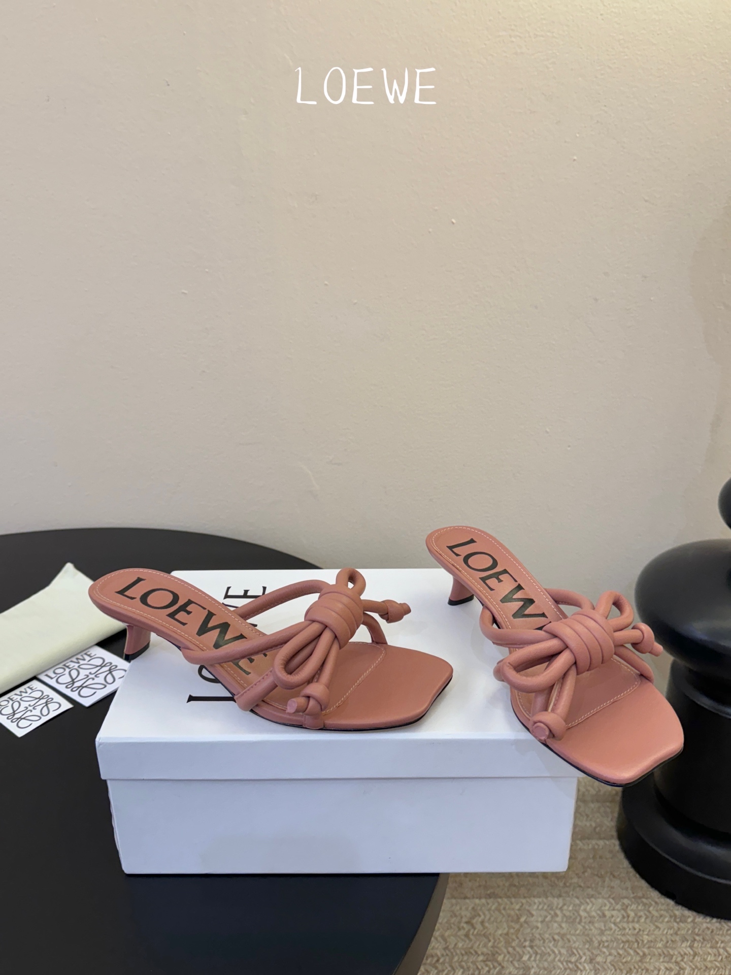 Loewe｜罗意威𝟐𝟎𝟐6𝐒𝐒 春夏新品凉拖本季单品超级有意思❗️全网都火爆了，上脚超nice😌今年时髦
