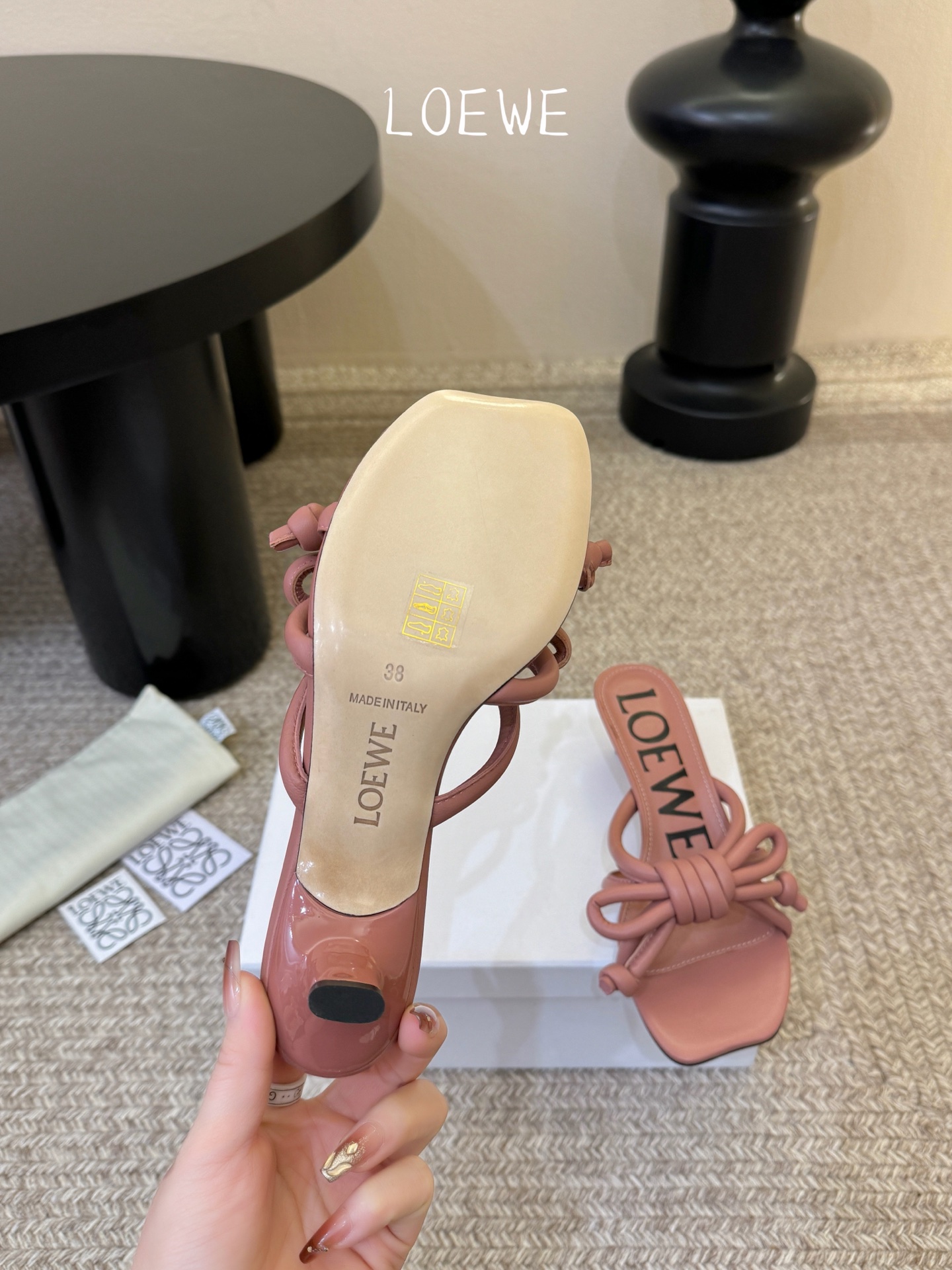 Loewe｜罗意威𝟐𝟎𝟐6𝐒𝐒 春夏新品凉拖本季单品超级有意思❗️全网都火爆了，上脚超nice😌今年时髦