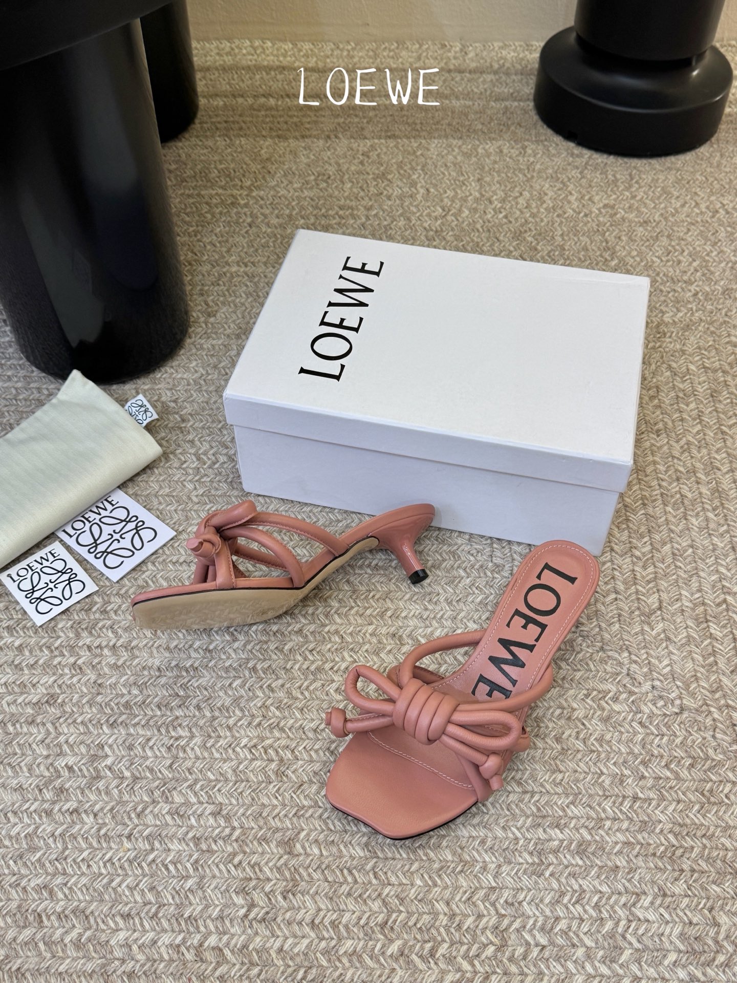 Loewe｜罗意威𝟐𝟎𝟐6𝐒𝐒 春夏新品凉拖本季单品超级有意思❗️全网都火爆了，上脚超nice😌今年时髦