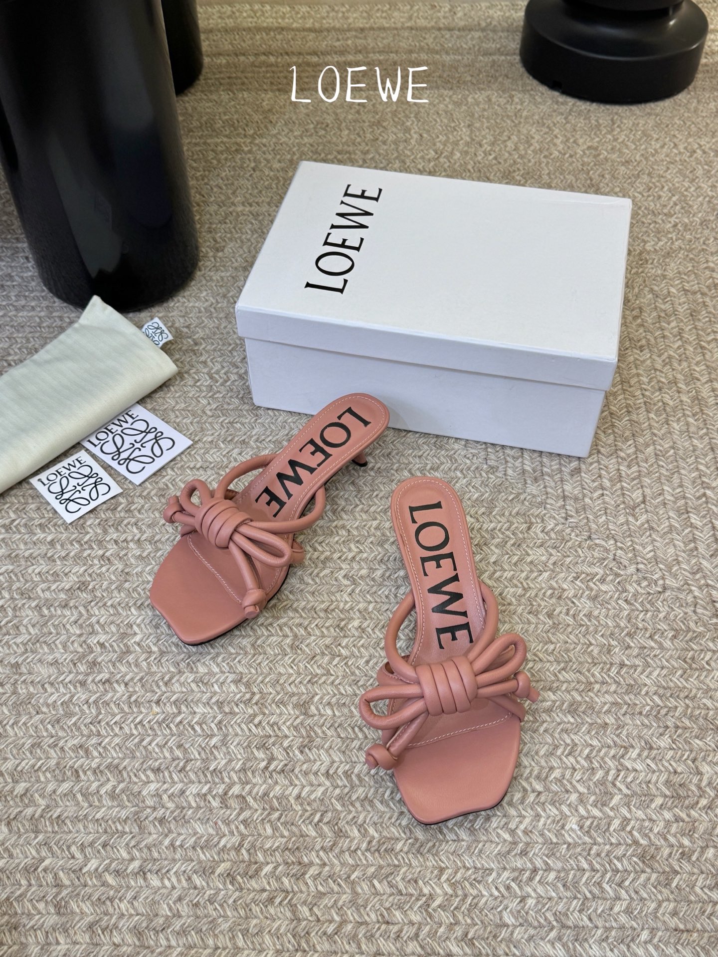 Loewe｜罗意威𝟐𝟎𝟐6𝐒𝐒 春夏新品凉拖本季单品超级有意思❗️全网都火爆了，上脚超nice😌今年时髦