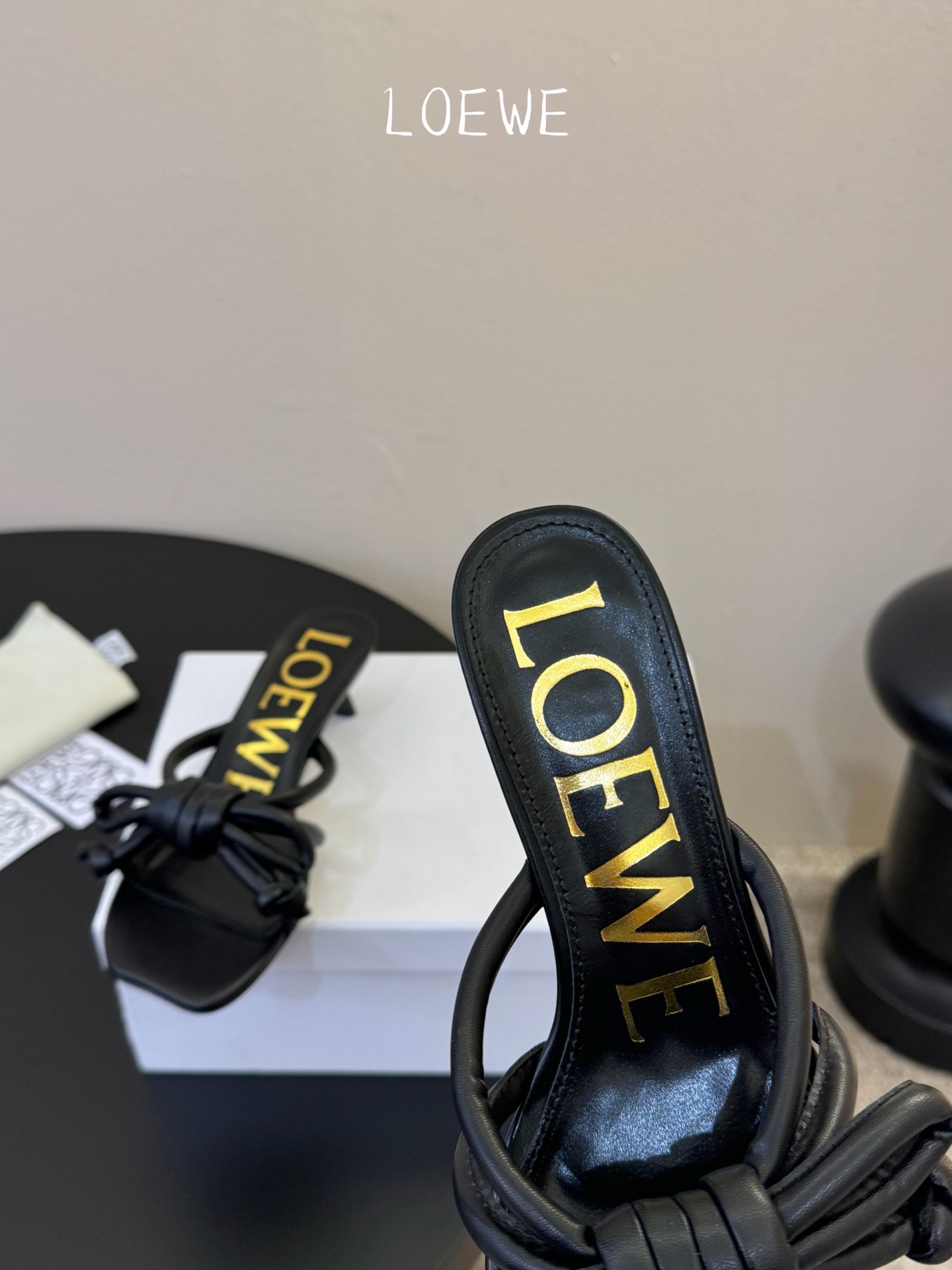 Loewe｜罗意威𝟐𝟎𝟐6𝐒𝐒 春夏新品凉拖本季单品超级有意思❗️全网都火爆了，上脚超nice😌今年时髦