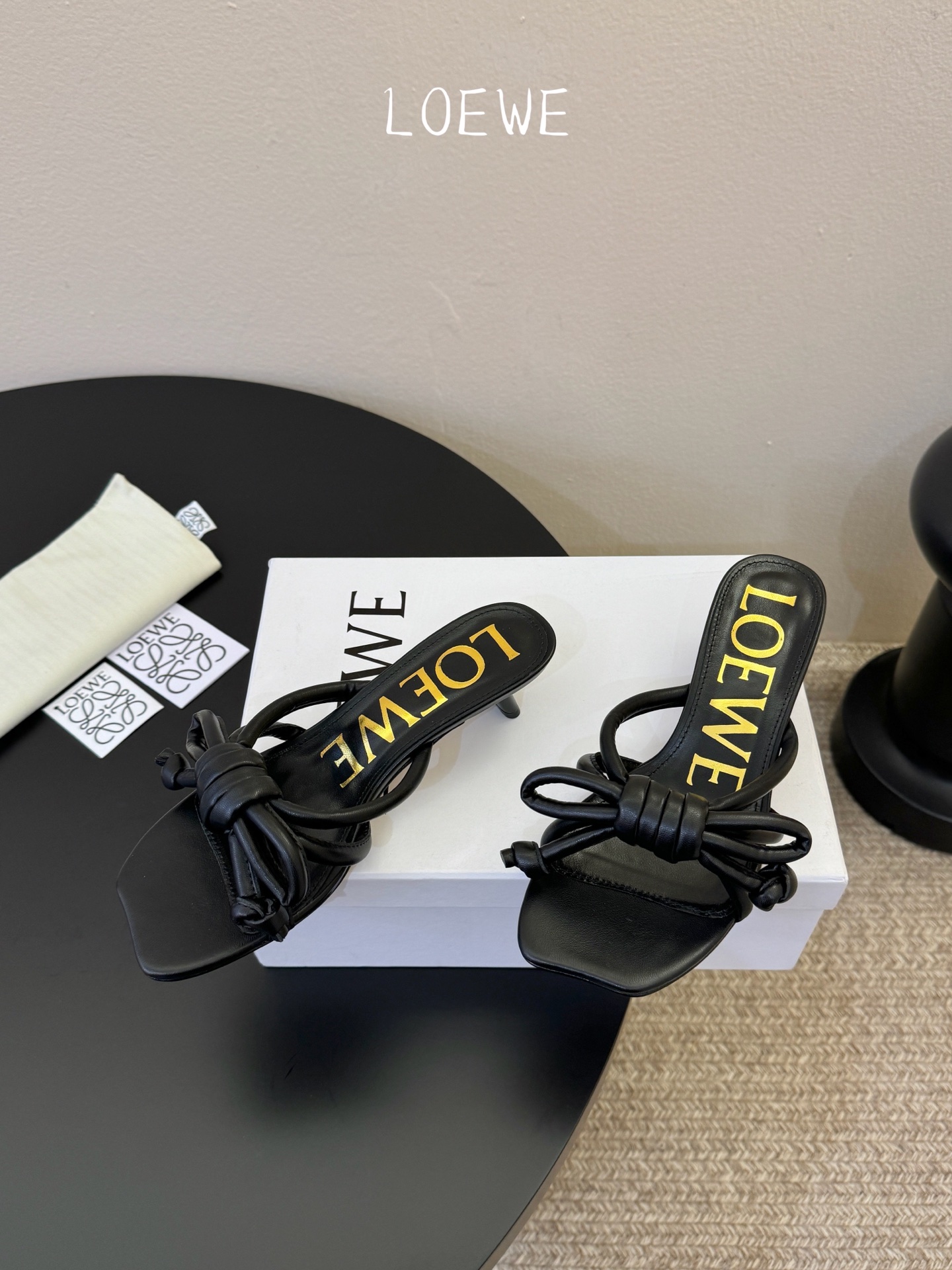 Loewe｜罗意威𝟐𝟎𝟐6𝐒𝐒 春夏新品凉拖本季单品超级有意思❗️全网都火爆了，上脚超nice😌今年时髦