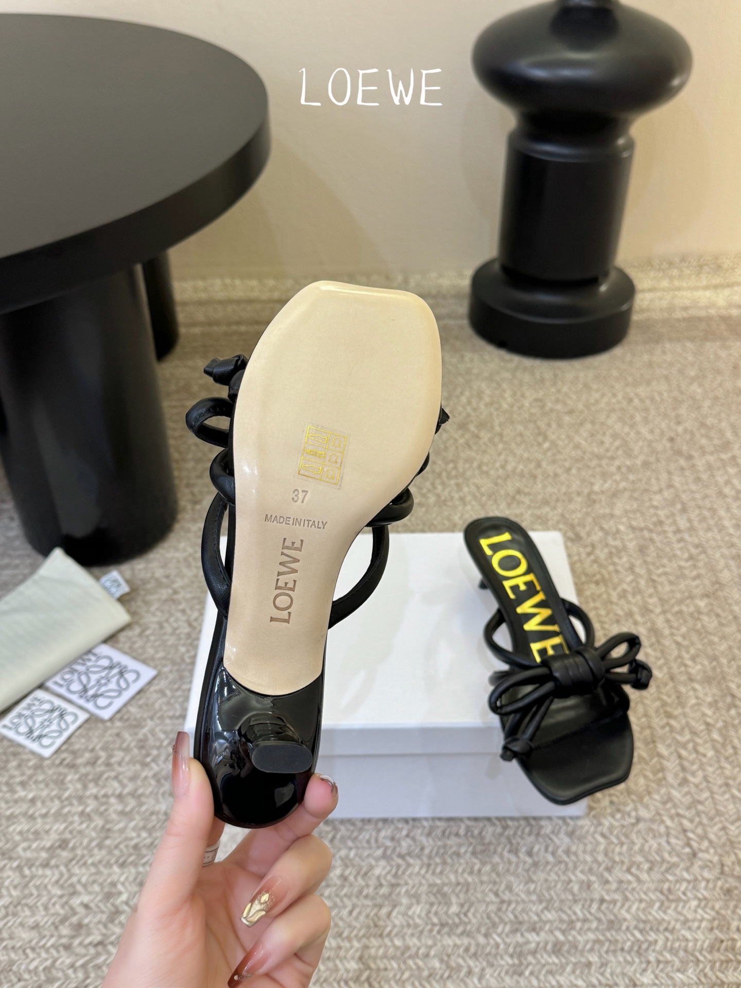 Loewe｜罗意威𝟐𝟎𝟐6𝐒𝐒 春夏新品凉拖本季单品超级有意思❗️全网都火爆了，上脚超nice😌今年时髦