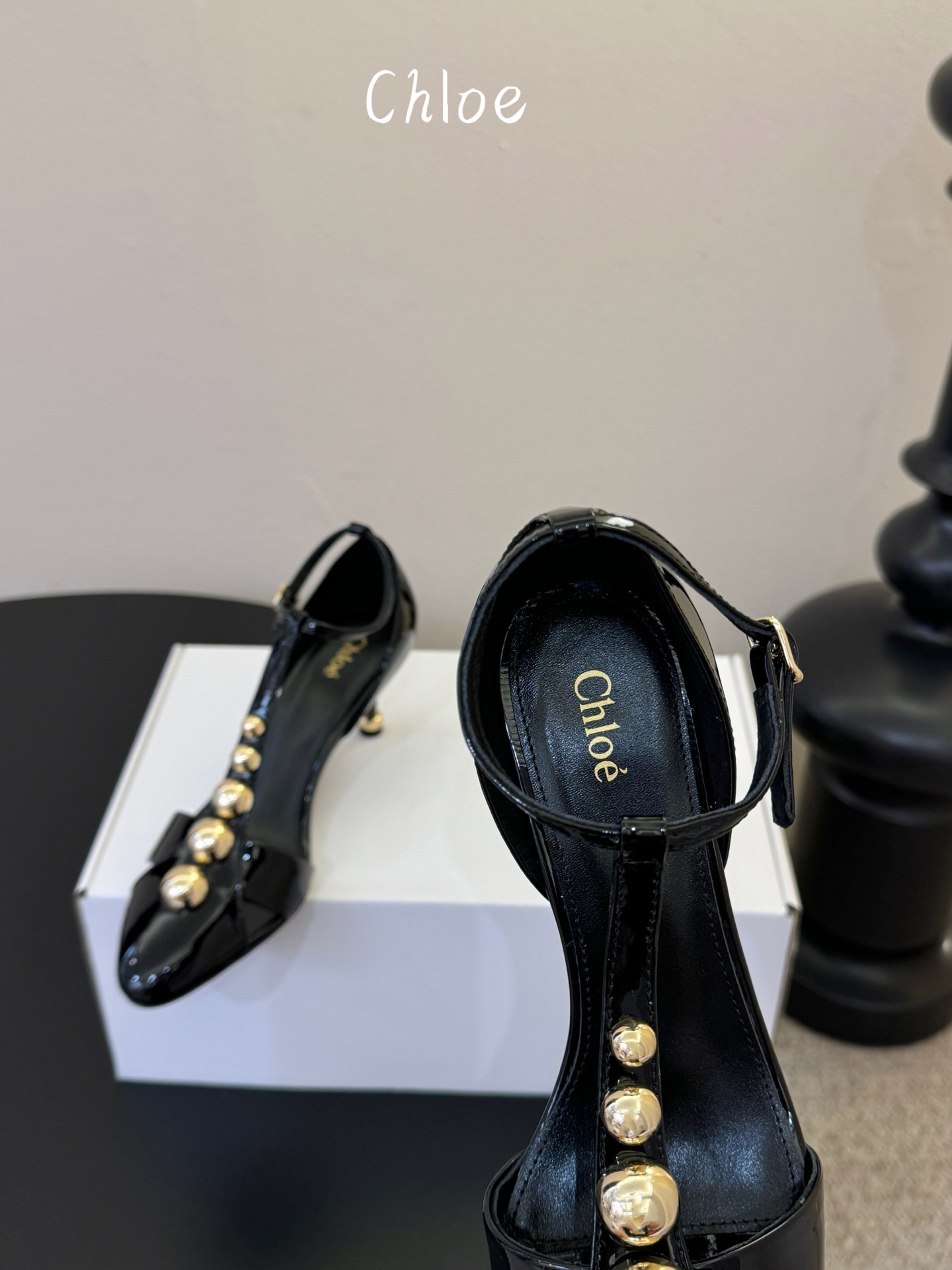 Chloe克洛伊•26春夏新品6cm高跟后空凉鞋！最新系列凉鞋純手工製作的金屬logo裝飾獨特風格更顯品