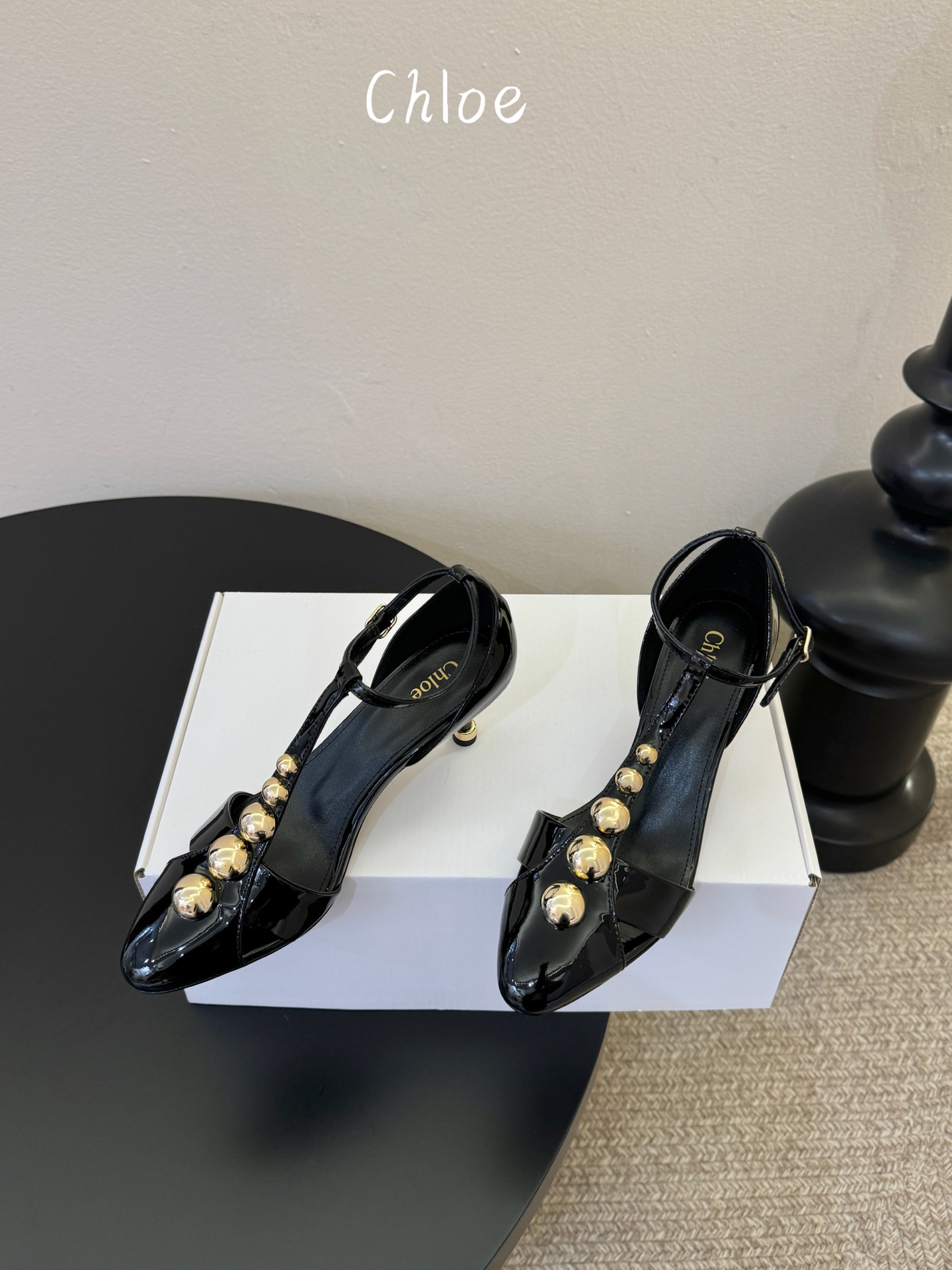 Chloe克洛伊•26春夏新品6cm高跟后空凉鞋！最新系列凉鞋純手工製作的金屬logo裝飾獨特風格更顯品
