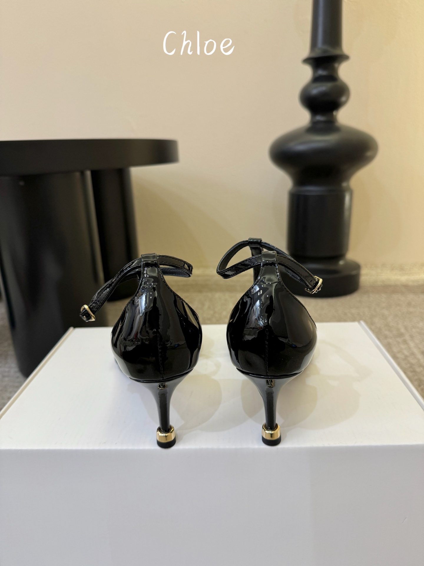 Chloe克洛伊•26春夏新品6cm高跟后空凉鞋！最新系列凉鞋純手工製作的金屬logo裝飾獨特風格更顯品