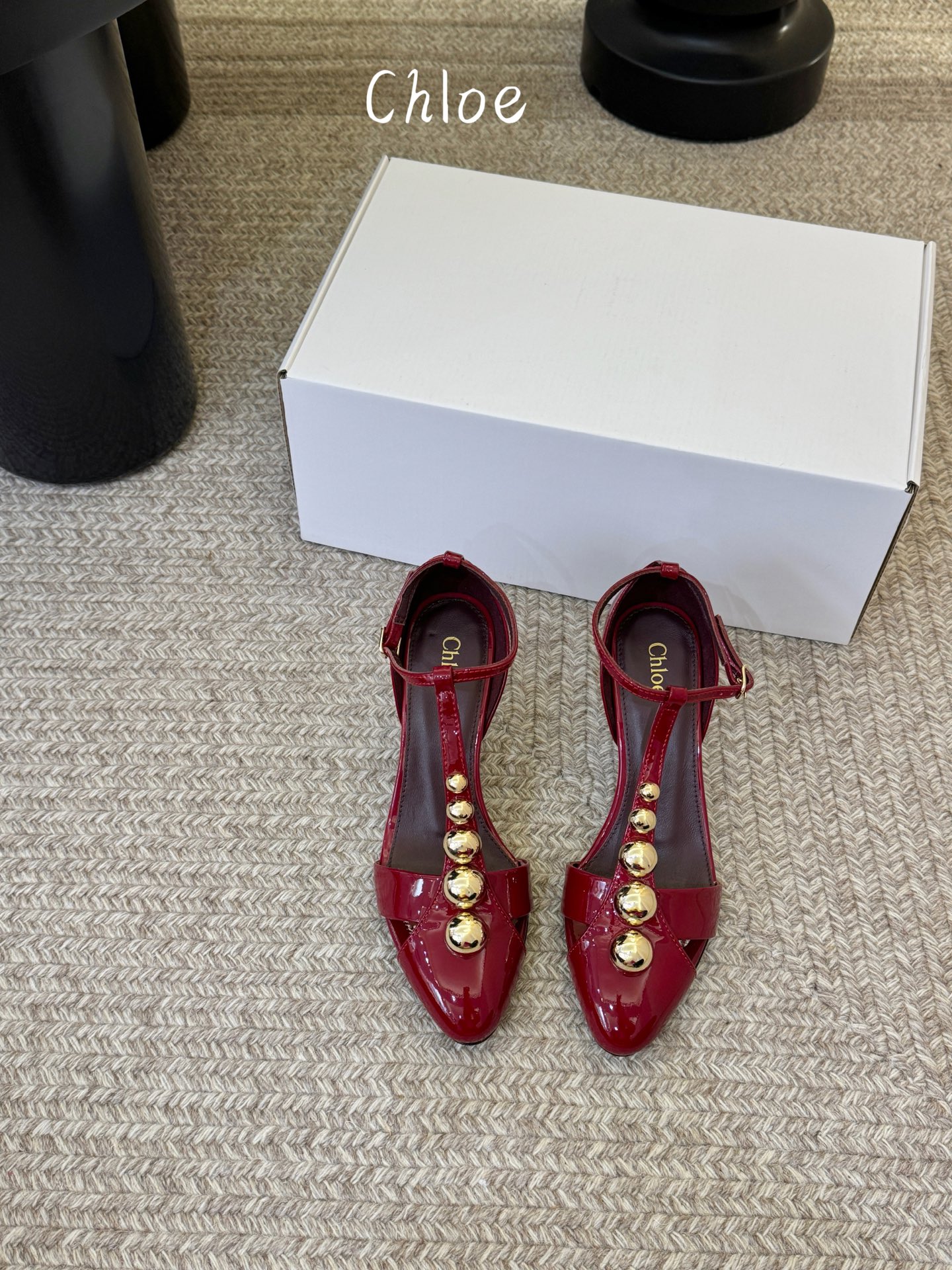 NO:725084,Chloe's 26 spring and summer new 6cm high-heeled back sandals! The latest series of sandals. Purely handmade metal logo decoration. The unique style enhances the brand charm. The small round toe and patent leather material wrap the foot to improve comfort. It is highly brand-recognizable. It is a beautiful shoe that understands women's heart. It supports the aura. The upper is made of imported patent leather. The material has noble temperament. The golden hardware accessories are particularly beautiful. High-end sheepskin lining for the foot. Imported genuine leather outsole. Size: 35-40 (4041 customized, non-refundable), sandals, chloe, loewe, sandals, sheepskin, Leather soles19860909Chloe克洛伊26春夏新品6cm高跟后空凉鞋！ 最新系列凉鞋 純手工製作的金屬logo裝飾 獨特風格更顯品牌魅力 小圓頭和漆皮材質包裹腳部提升舒適度 极具品牌辨识度,最懂女人心无死角的美鞋 撑起气场 鞋面采用进口漆皮 材质 气质高贵 金色五金配饰 特别美 高级 内里垫脚羊皮 进口真皮大底 码数:35-40（4041定做不退换）,凉鞋,chloe,loewe,sandals,sheepskin,Leather soles,Women's Shoes