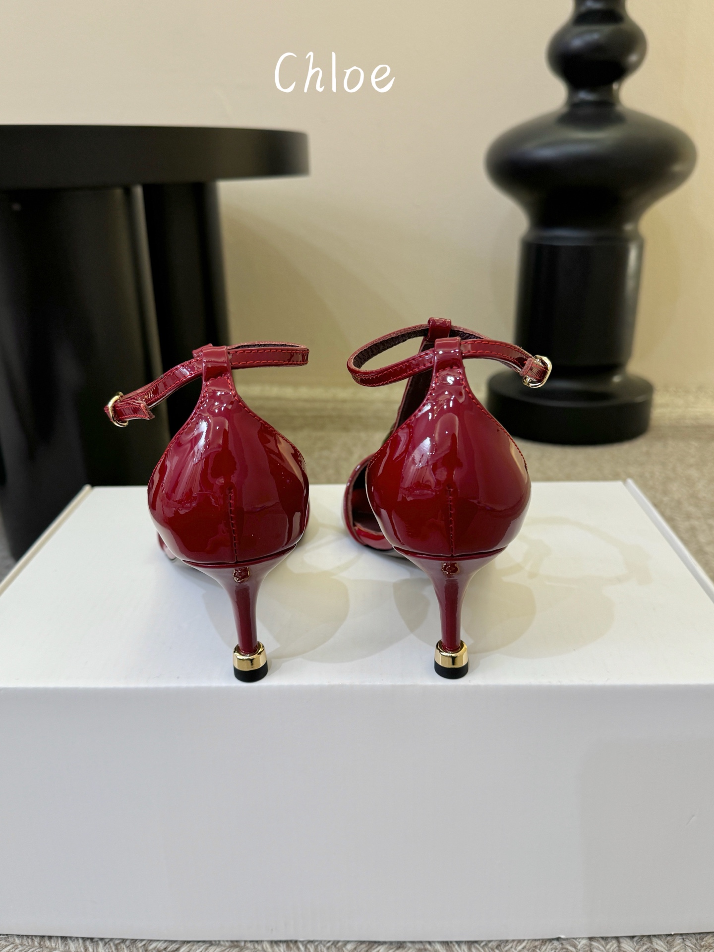 Chloe克洛伊•26春夏新品6cm高跟后空凉鞋！最新系列凉鞋純手工製作的金屬logo裝飾獨特風格更顯品