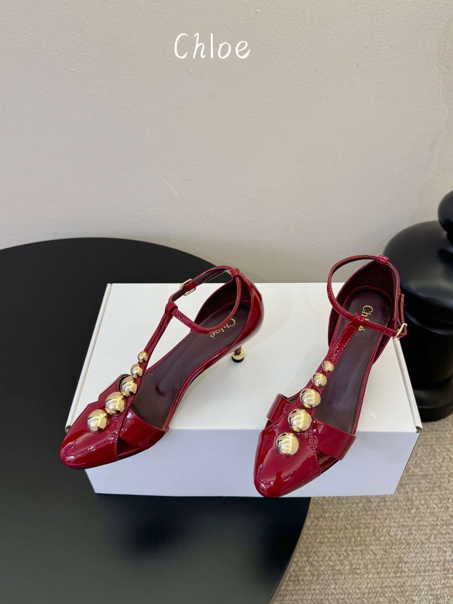 Chloe克洛伊•26春夏新品6cm高跟后空凉鞋！最新系列凉鞋純手工製作的金屬logo裝飾獨特風格更顯品