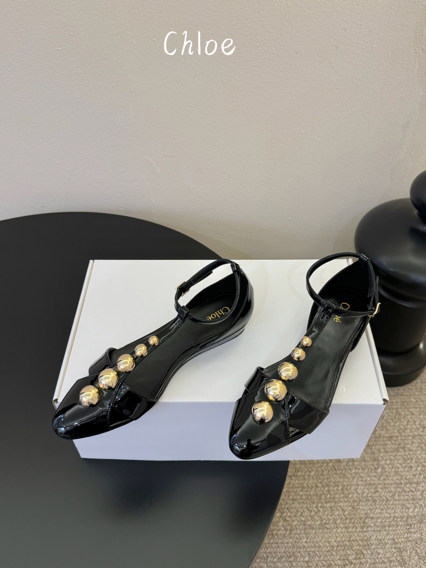 Chloe克洛伊•26春夏新品小坡跟后空凉鞋！最新系列凉鞋純手工製作的金屬logo裝飾獨特風格更顯品牌魅